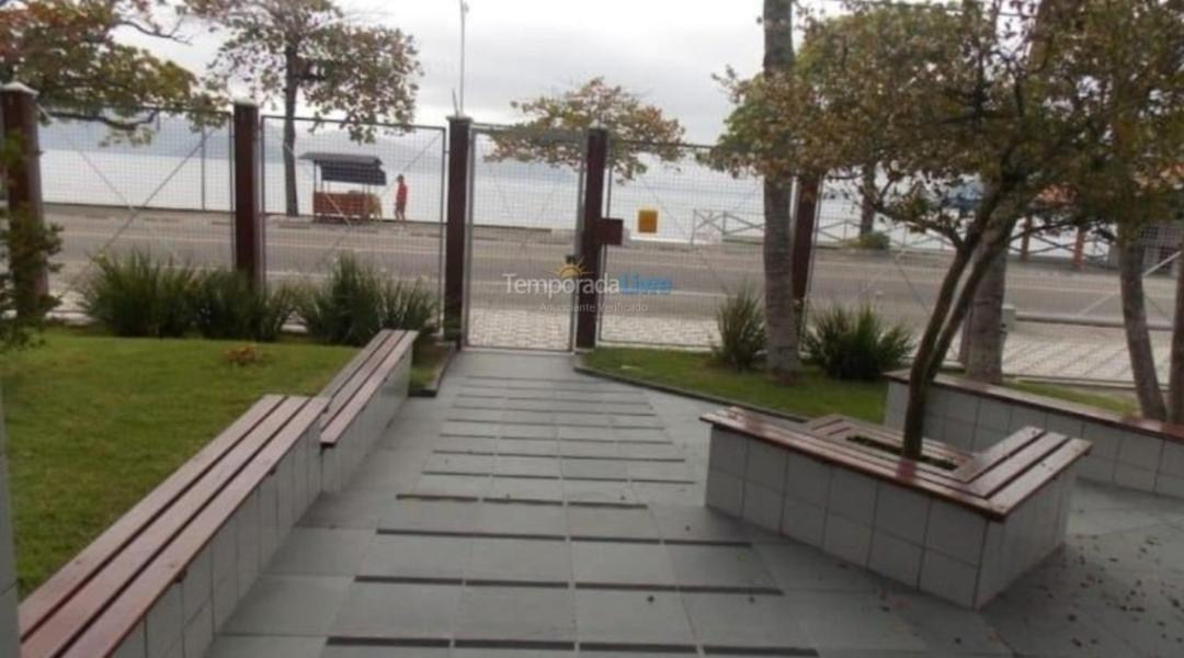 Apartamento Triplex na Praia de Itaguá