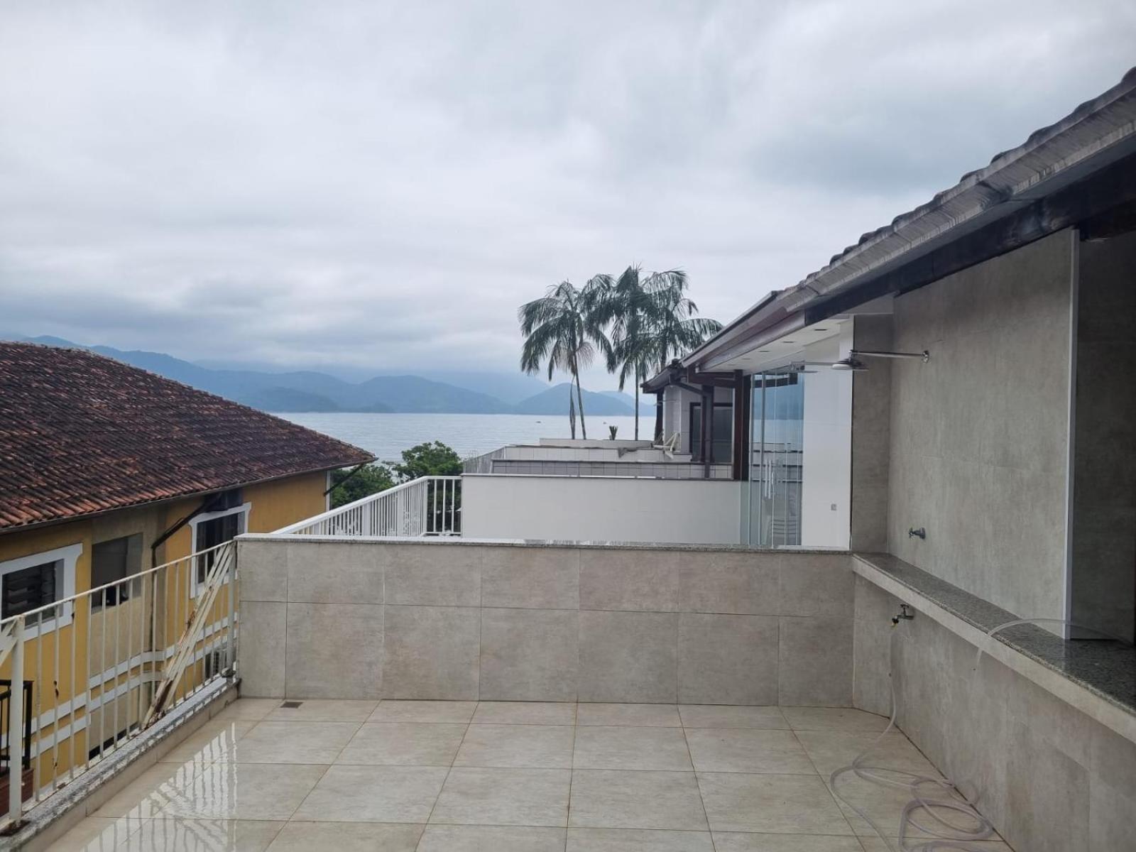 Apartamento Triplex na Praia de Itaguá