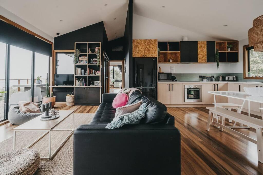 Black Wattle Coastal Retreat