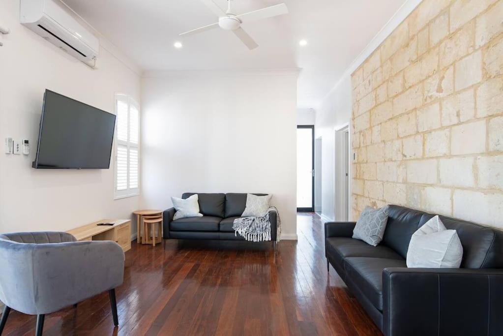 Largs Oasis, Beach and Jetty views - Free wine