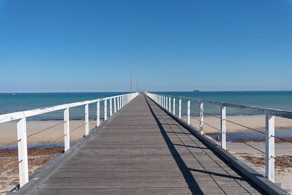 Largs Oasis, Beach and Jetty views - Free wine