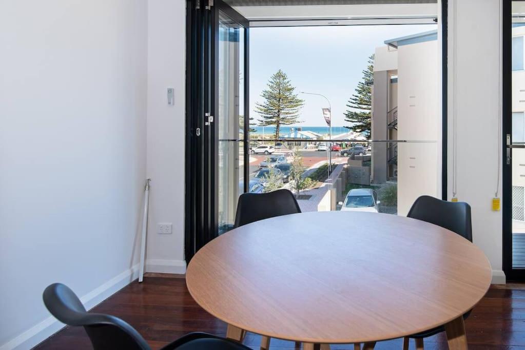 Largs Oasis, Beach and Jetty views - Free wine