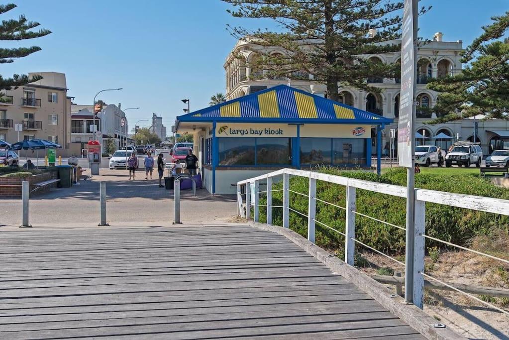 Largs Oasis, Beach and Jetty views - Free wine
