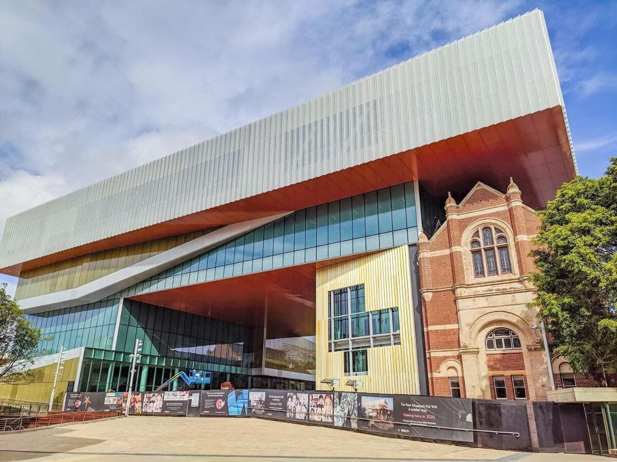 Hotel 1Brd Apt close RAC Arena with Pool and WiFi - Image 1