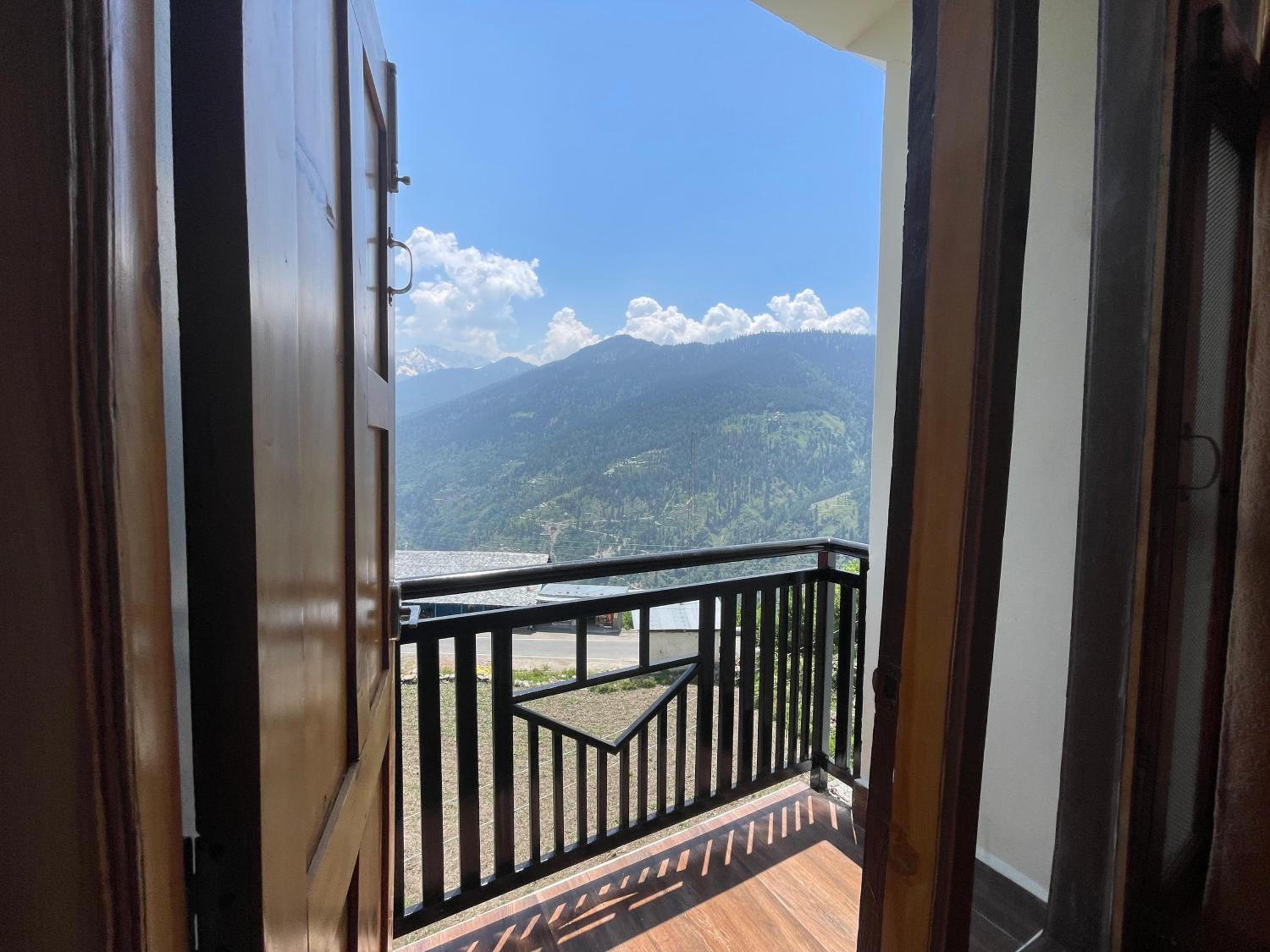 Hotel Diwan Sachpass Himalayan Brothers