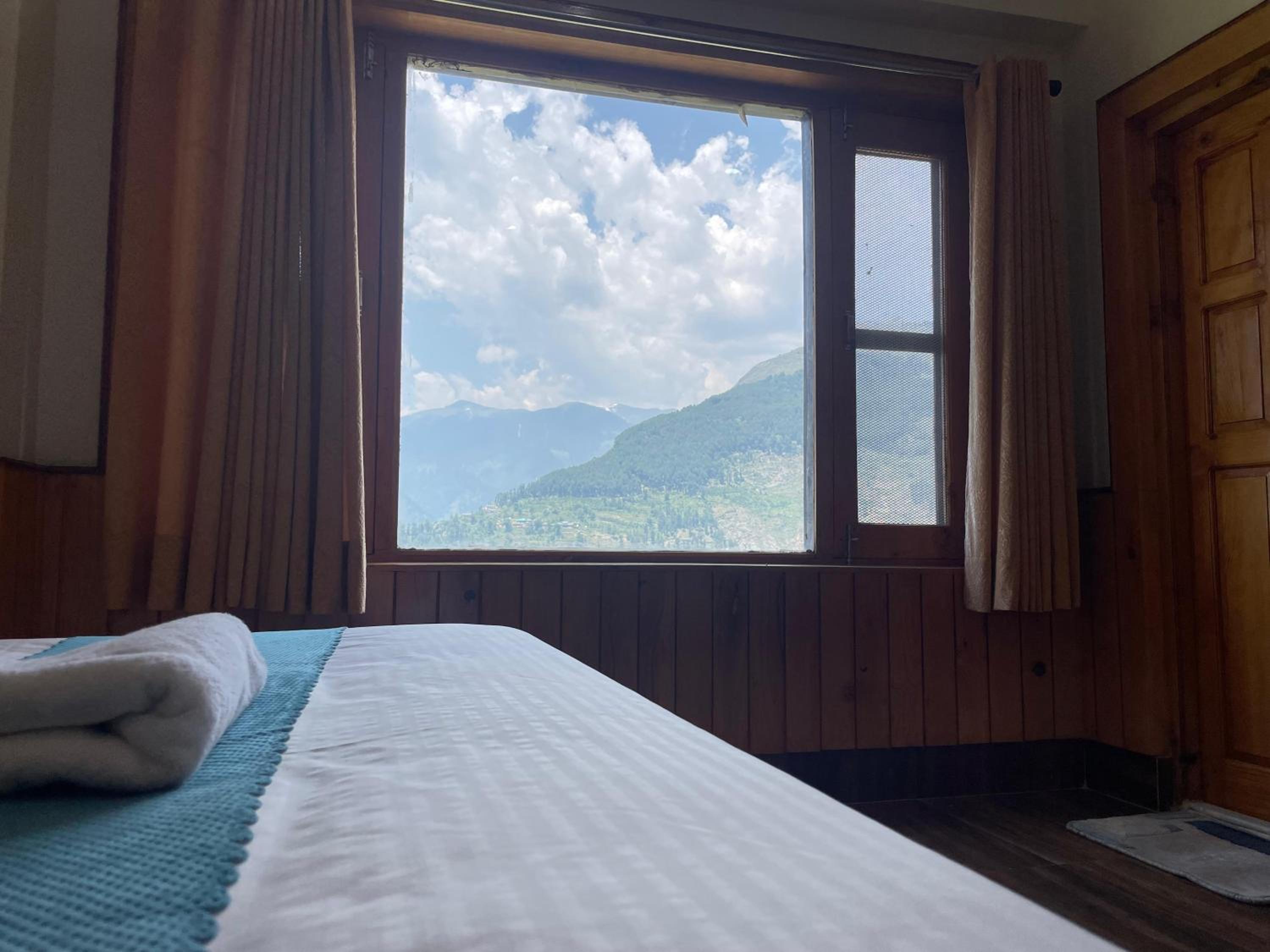 Hotel Diwan Sachpass Himalayan Brothers