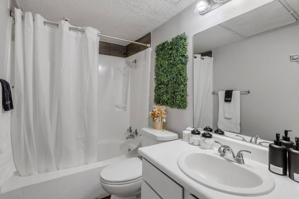 5 min to Downtown 2bed 2Bath 5 star Location view 5