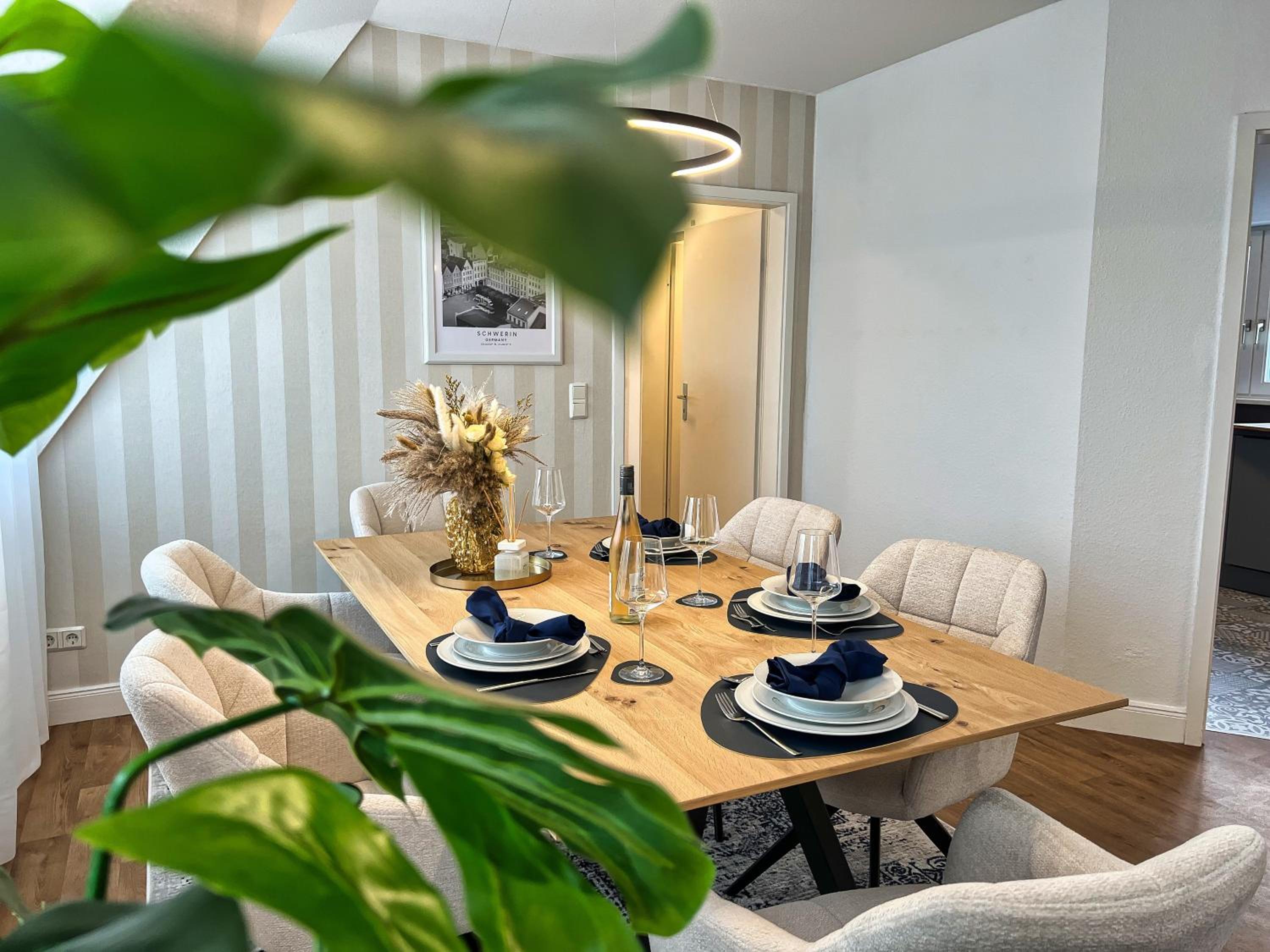 Helle großzügige Dachgeschoss Wohnung I Parkplatz I Schloss Blick #Cosiness Company