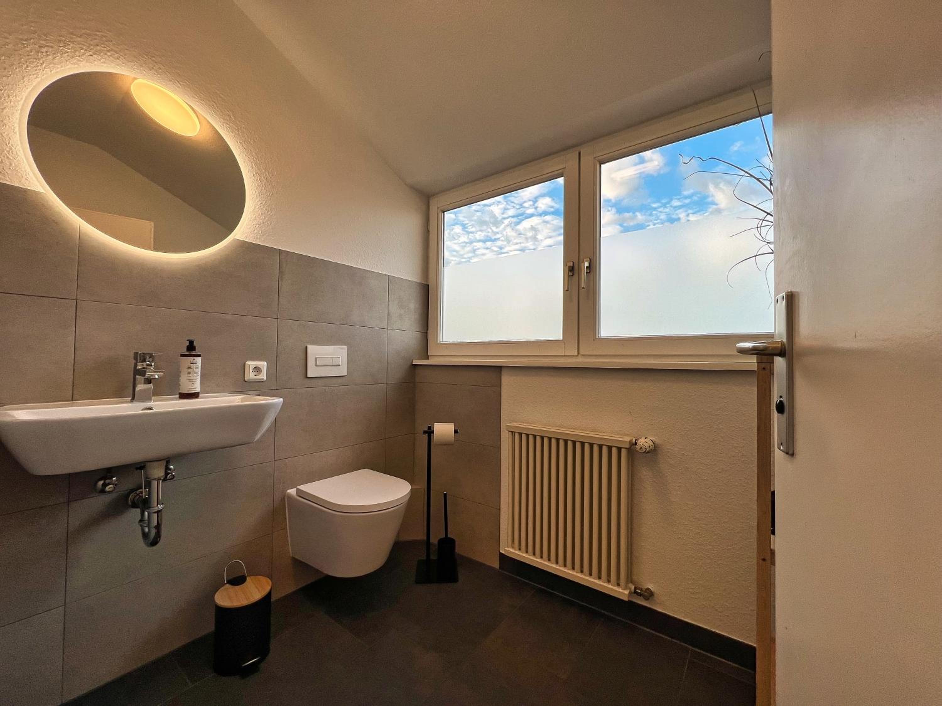 Helle großzügige Dachgeschoss Wohnung I Parkplatz I Schloss Blick #Cosiness Company