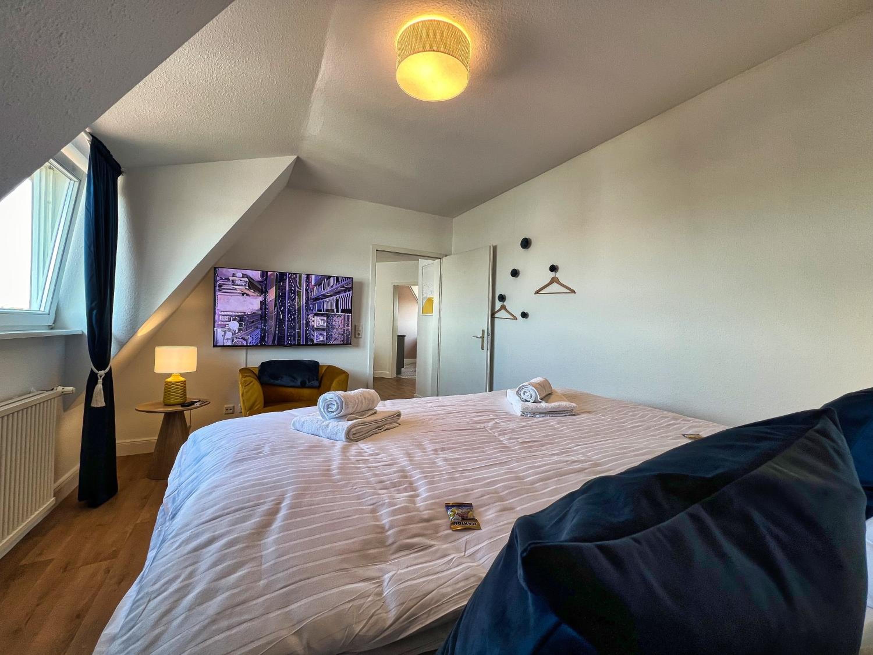 Helle großzügige Dachgeschoss Wohnung I Parkplatz I Schloss Blick #Cosiness Company