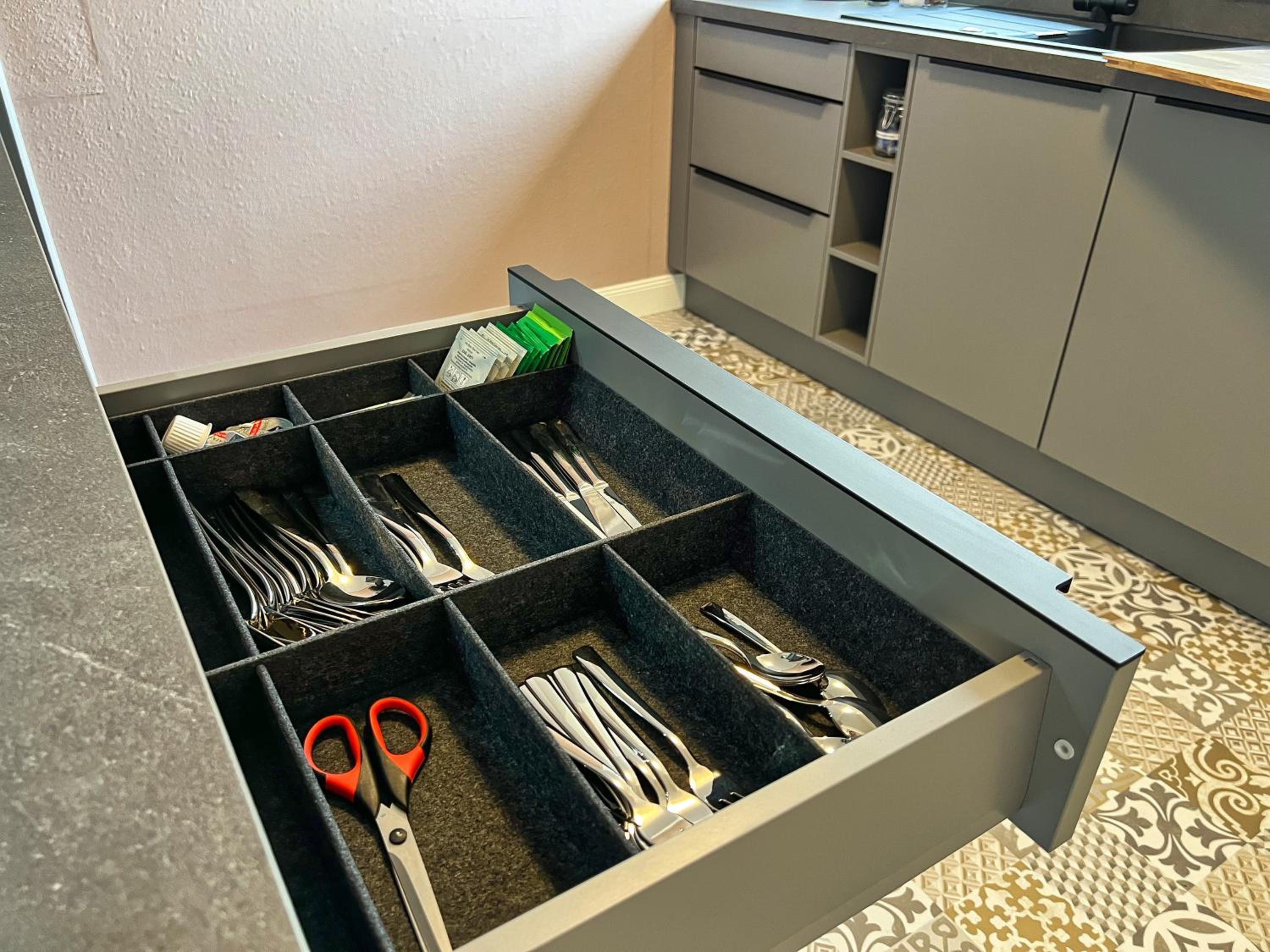 Helle großzügige Dachgeschoss Wohnung I Parkplatz I Schloss Blick #Cosiness Company