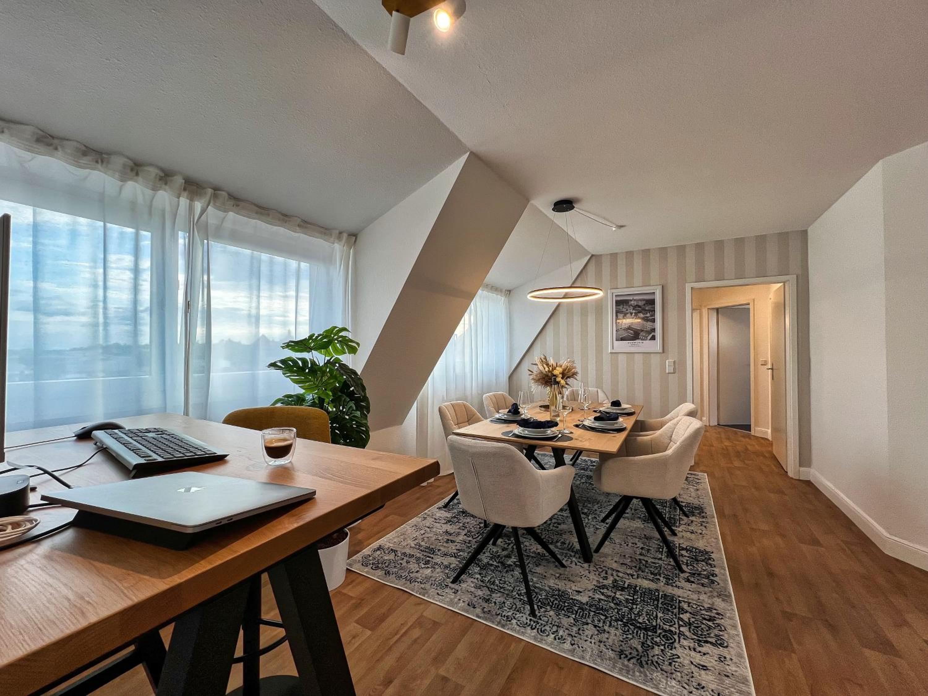 Helle großzügige Dachgeschoss Wohnung I Parkplatz I Schloss Blick #Cosiness Company