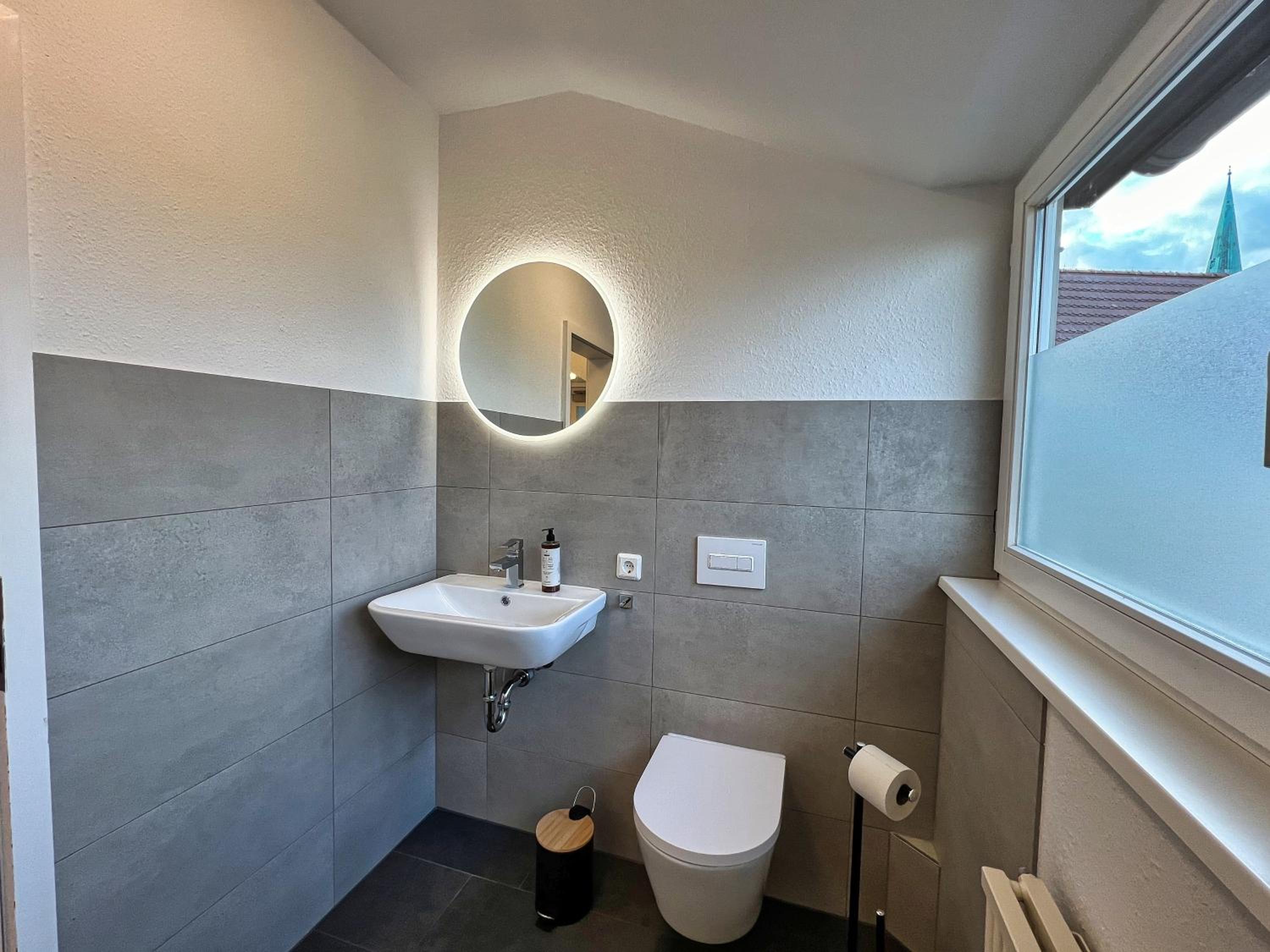 Helle großzügige Dachgeschoss Wohnung I Parkplatz I Schloss Blick #Cosiness Company