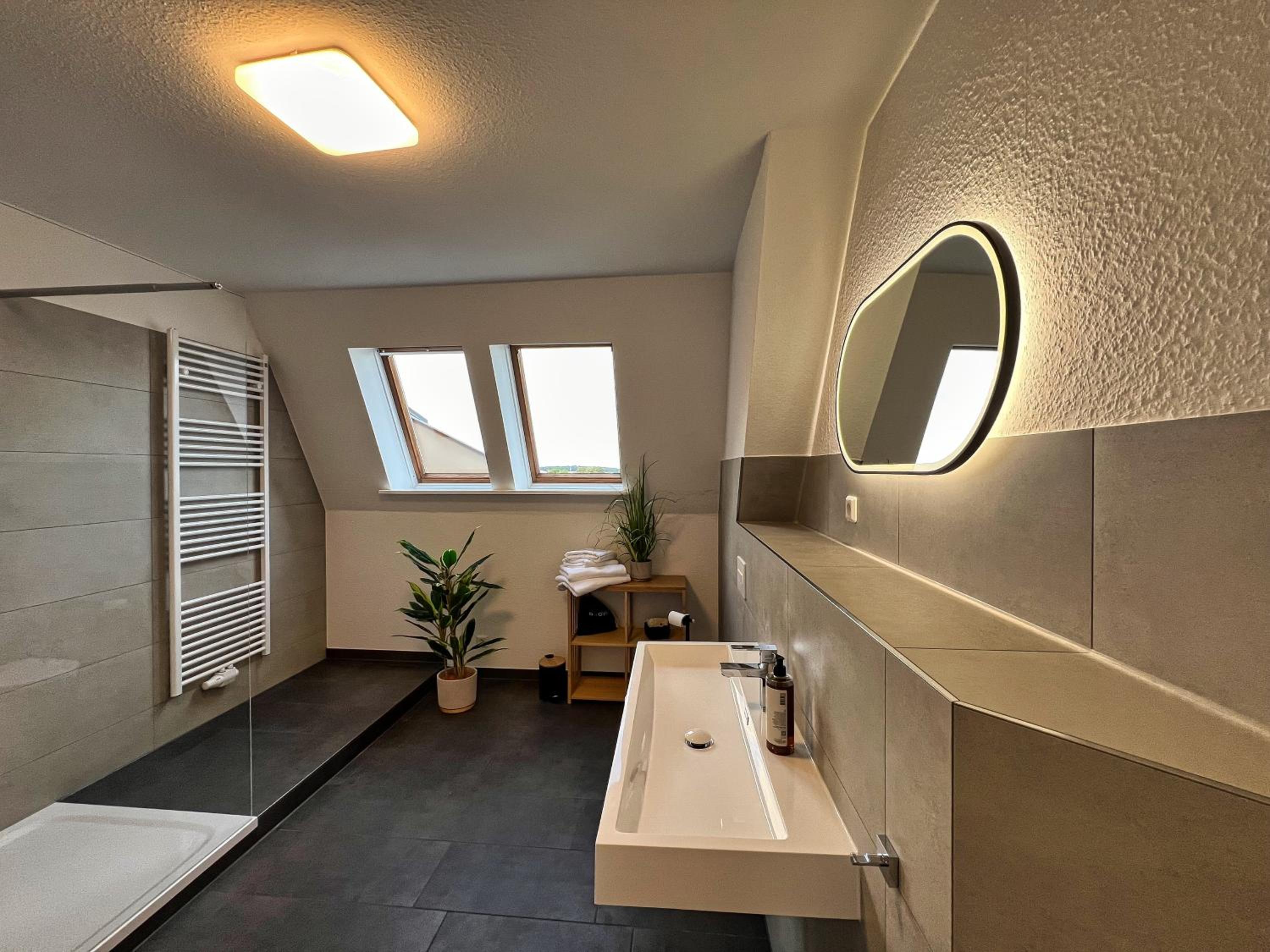 Helle großzügige Dachgeschoss Wohnung I Parkplatz I Schloss Blick #Cosiness Company
