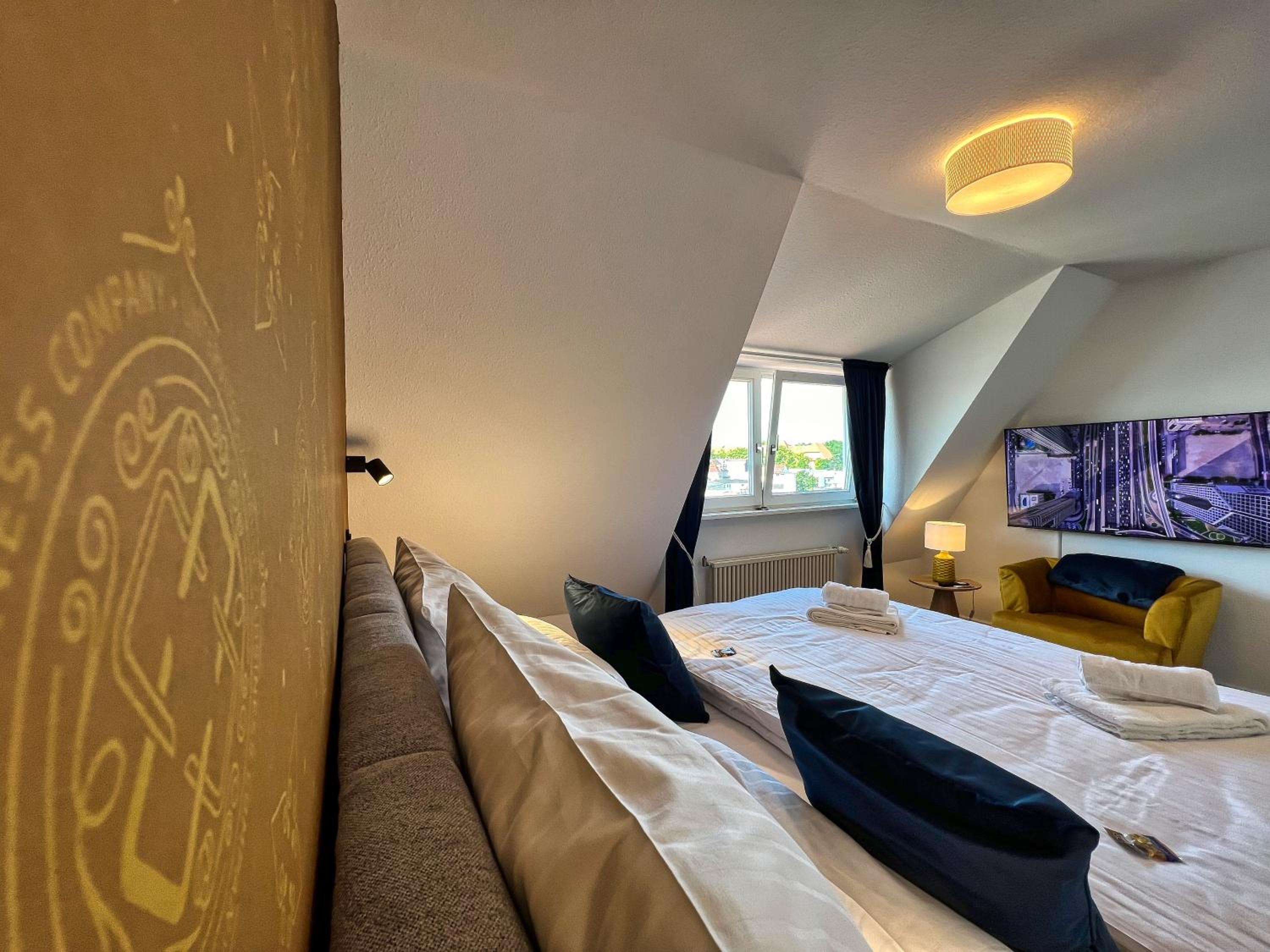 Helle großzügige Dachgeschoss Wohnung I Parkplatz I Schloss Blick #Cosiness Company