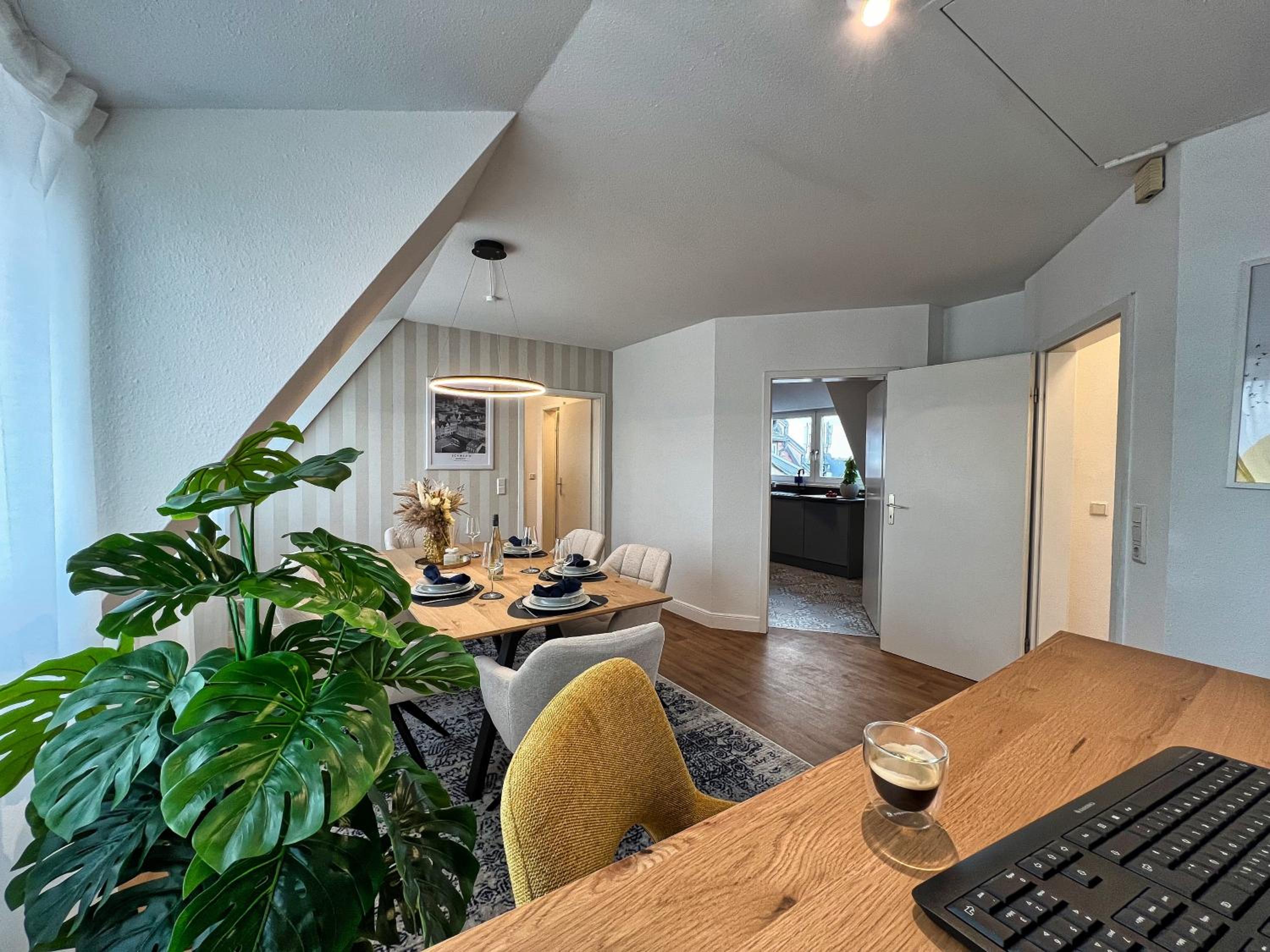 Helle großzügige Dachgeschoss Wohnung I Parkplatz I Schloss Blick #Cosiness Company