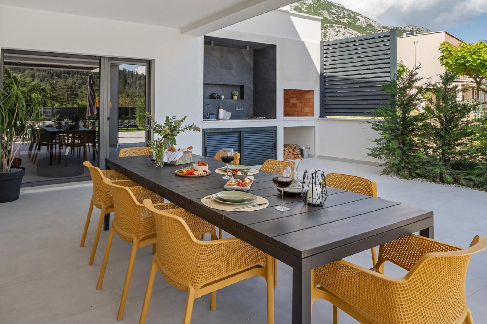 Villa Adventure with 3 en-suite bedrooms, a Media room, private pool, 7km from Omiš