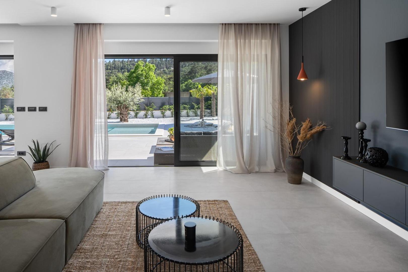 Villa Adventure with 3 en-suite bedrooms, a Media room, private pool, 7km from Omiš