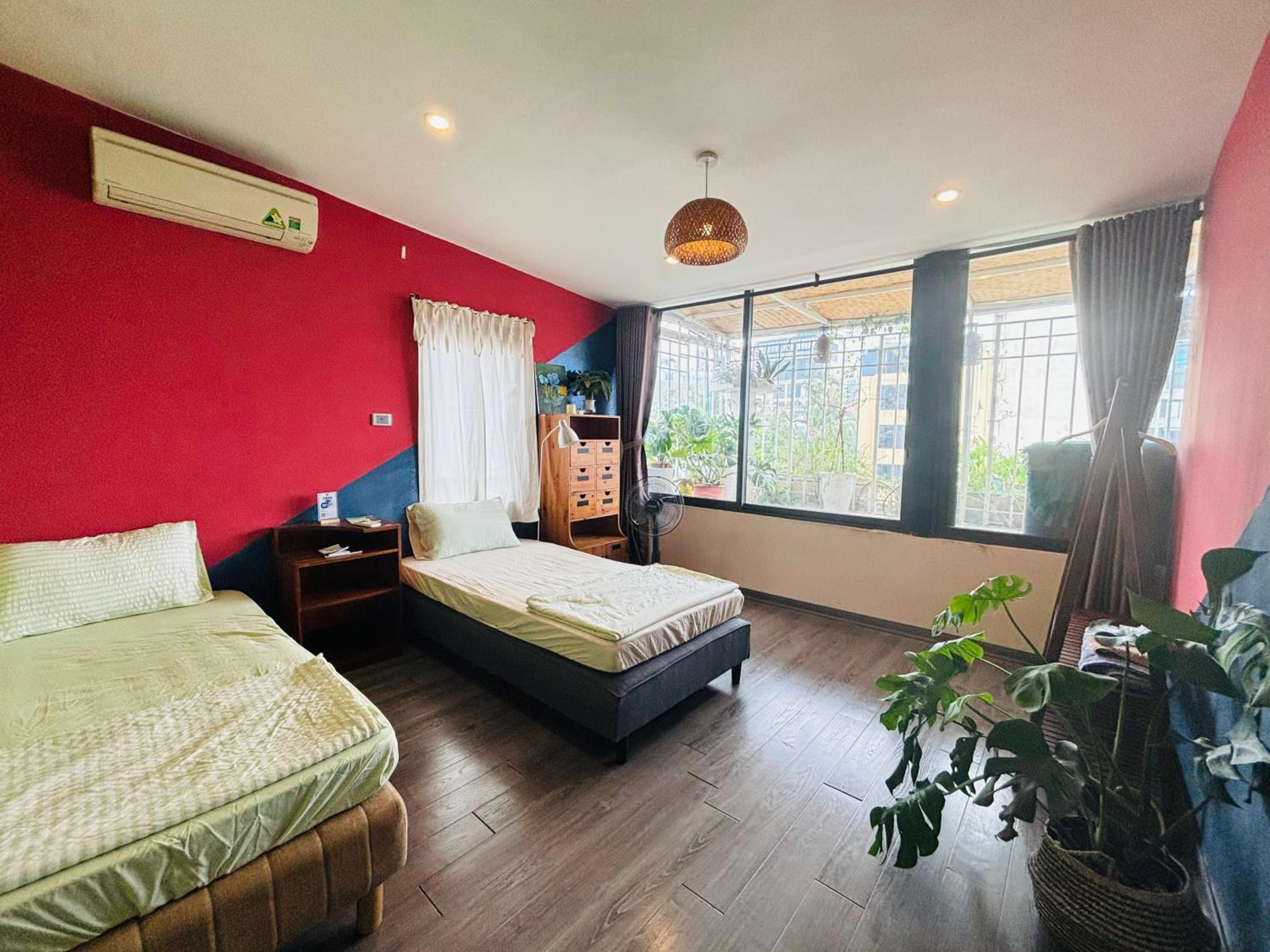 Terra Homestay - Big Balcony with elevator - 150m to Hoan Kiem Lake