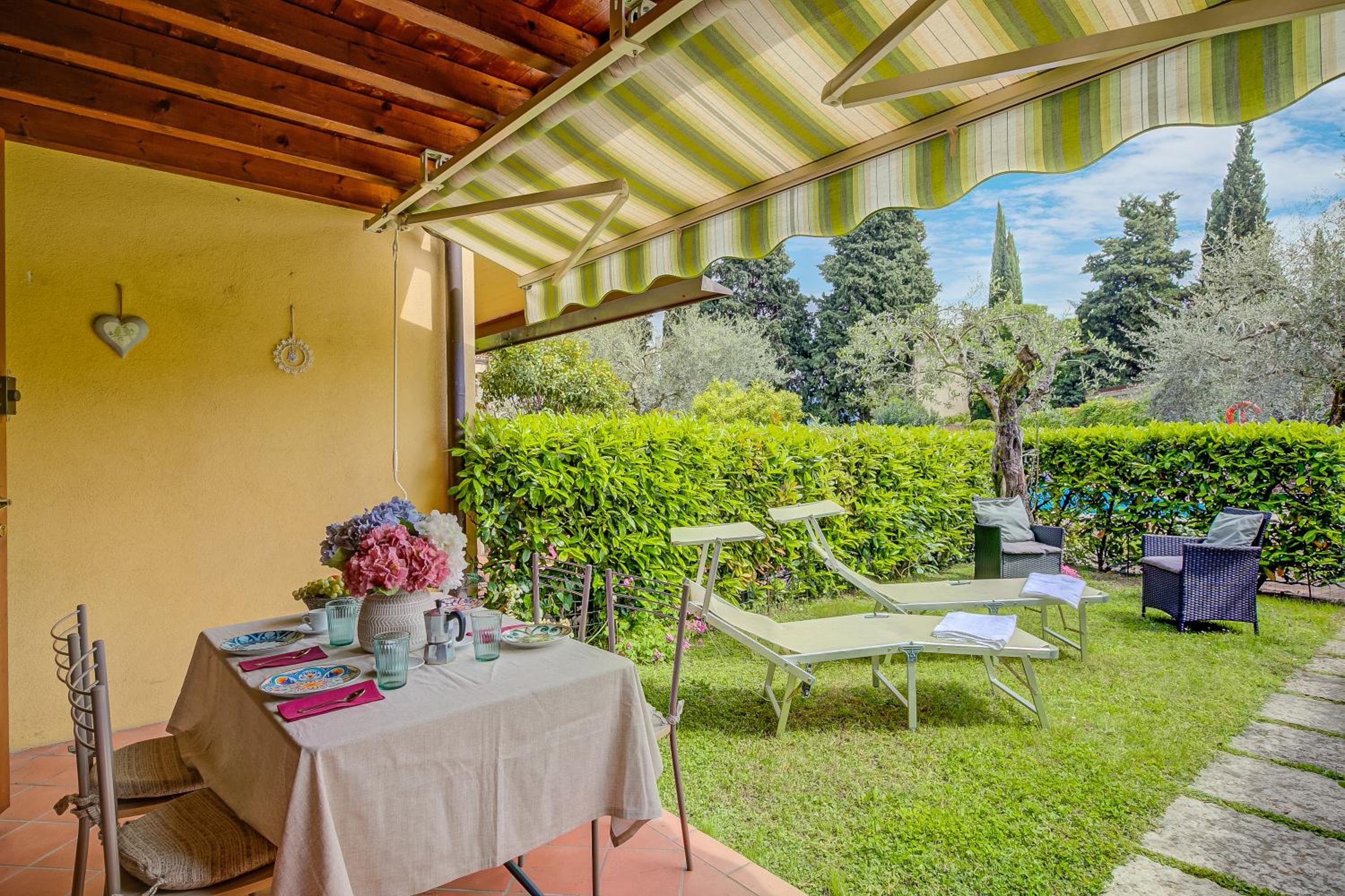Borgo Degli Ulivi shared pool - 200m lake - Happy Rentals view 5
