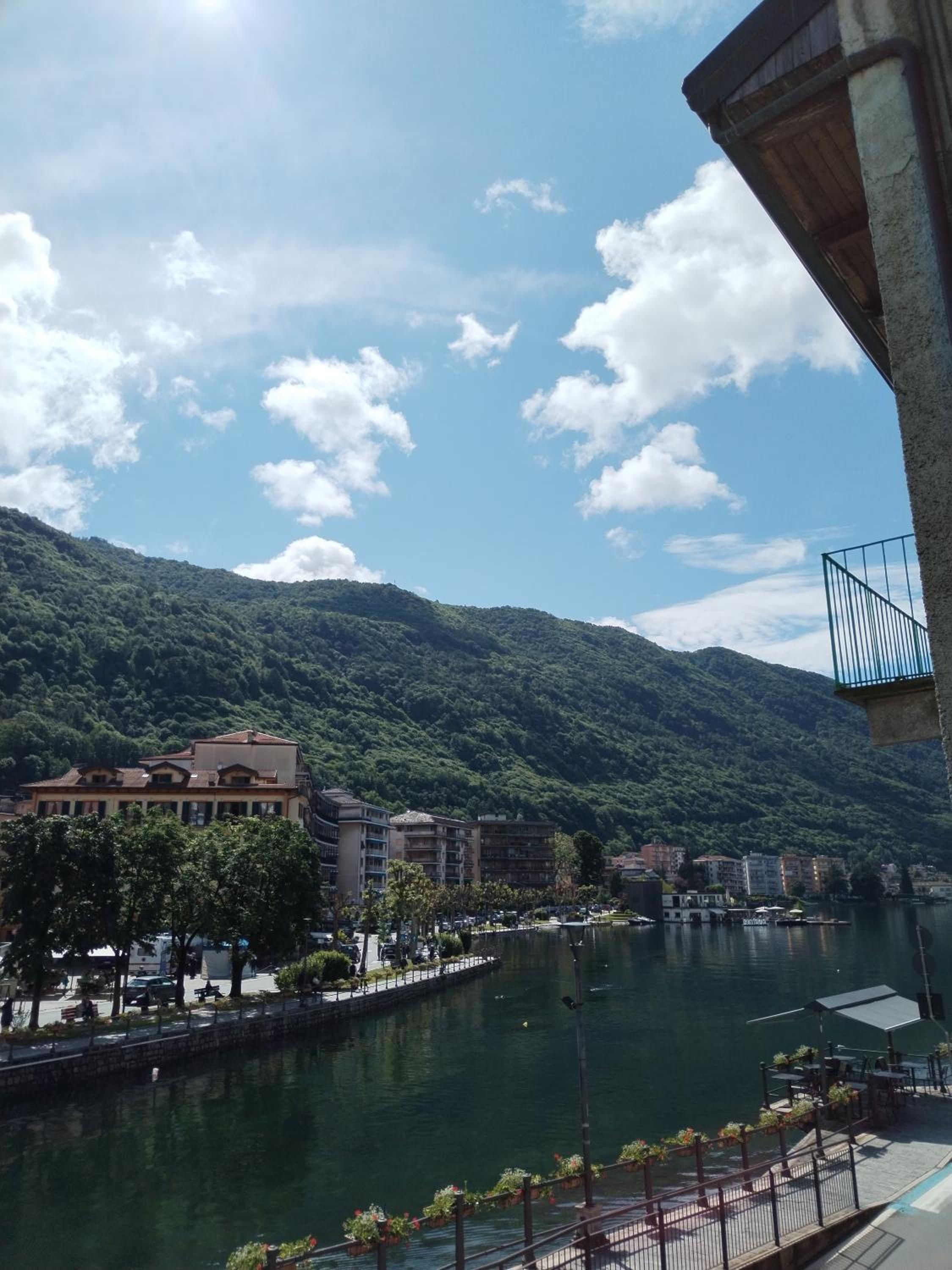 un balcone sul lago