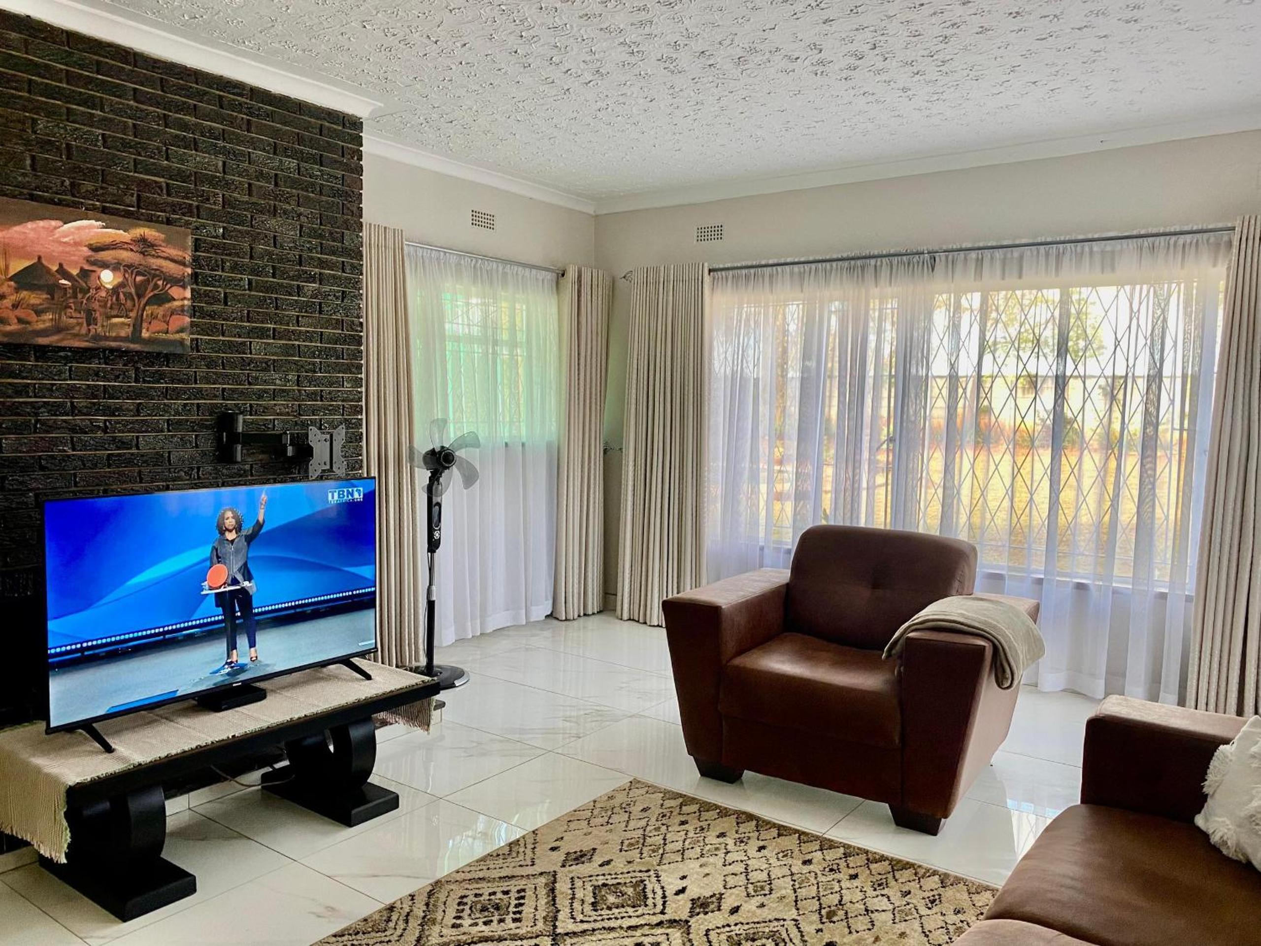 Exquisite 3 bed with pool and solar - 2238