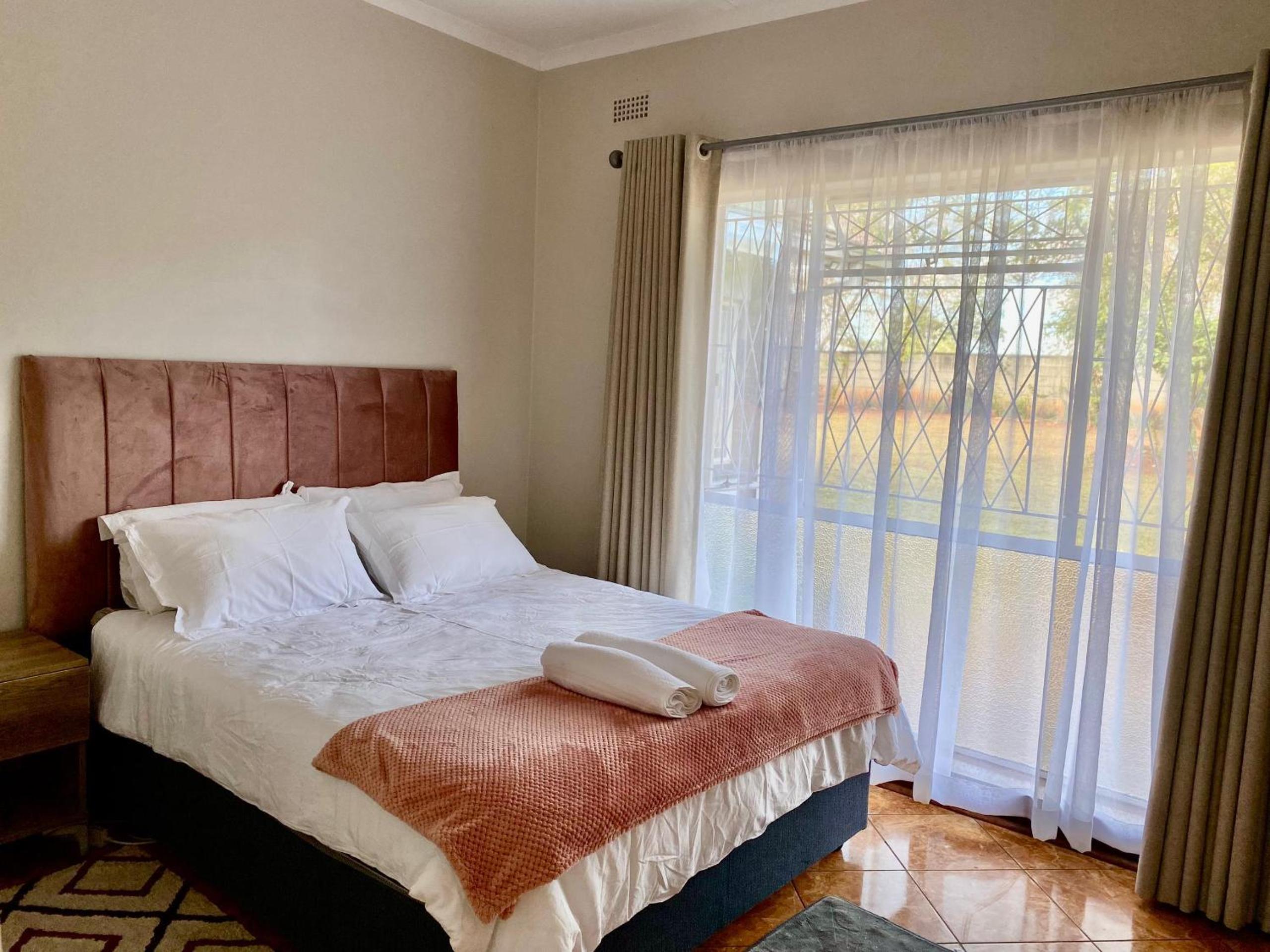 Exquisite 3 bed with pool and solar - 2238