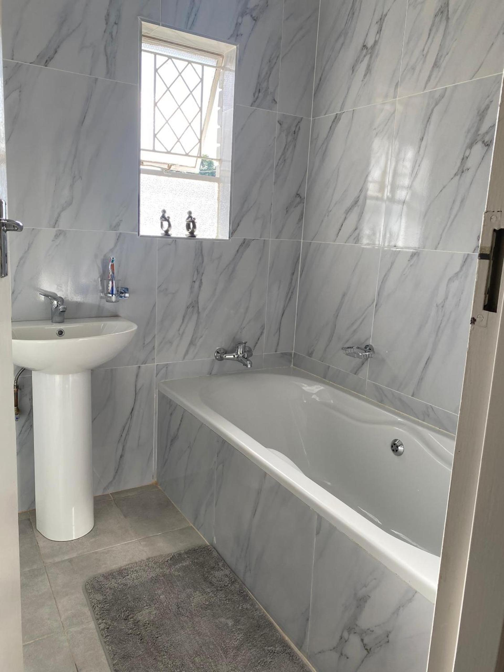 Exquisite 3 bed with pool and solar - 2238