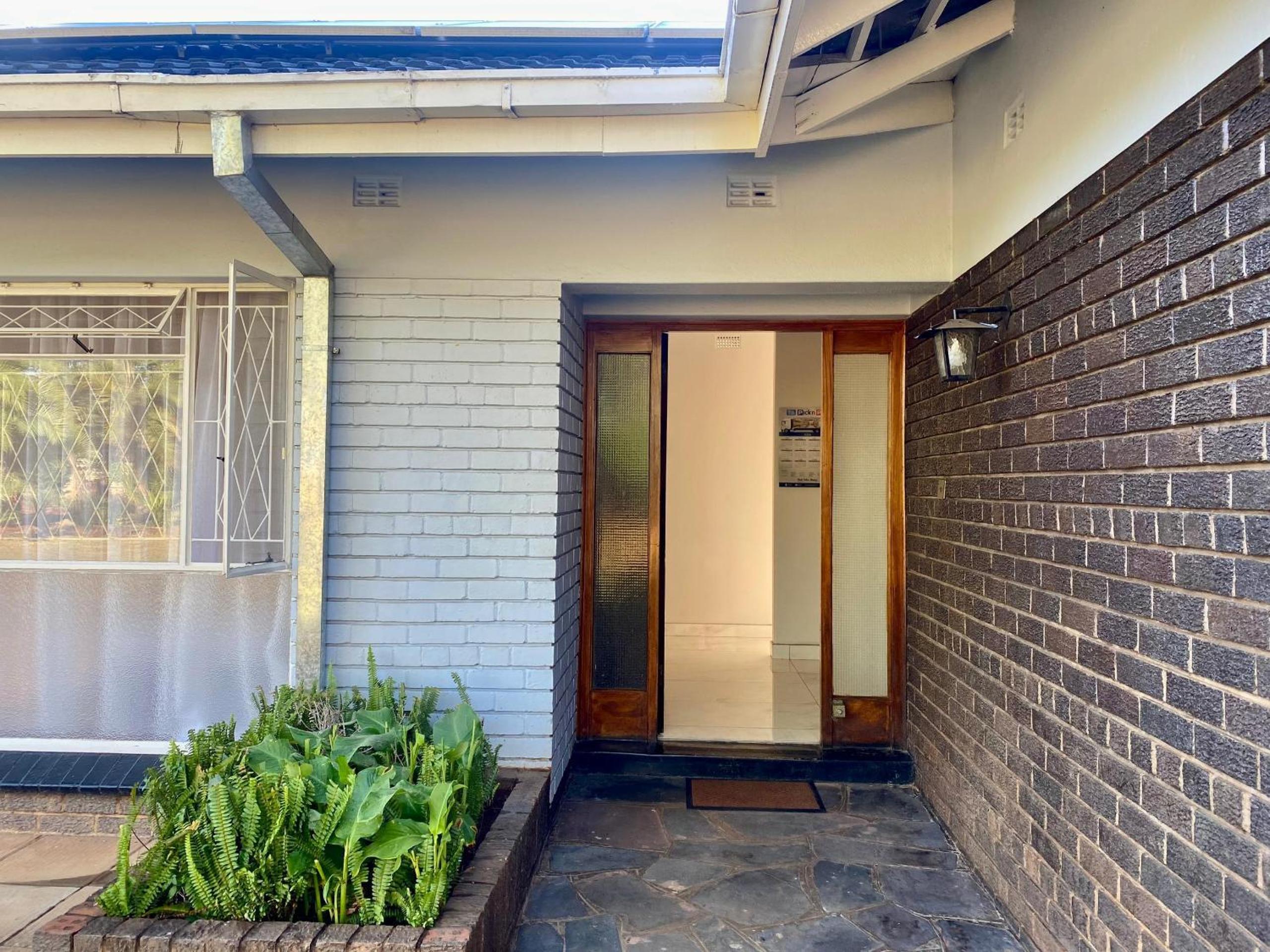 Exquisite 3 bed with pool and solar - 2238