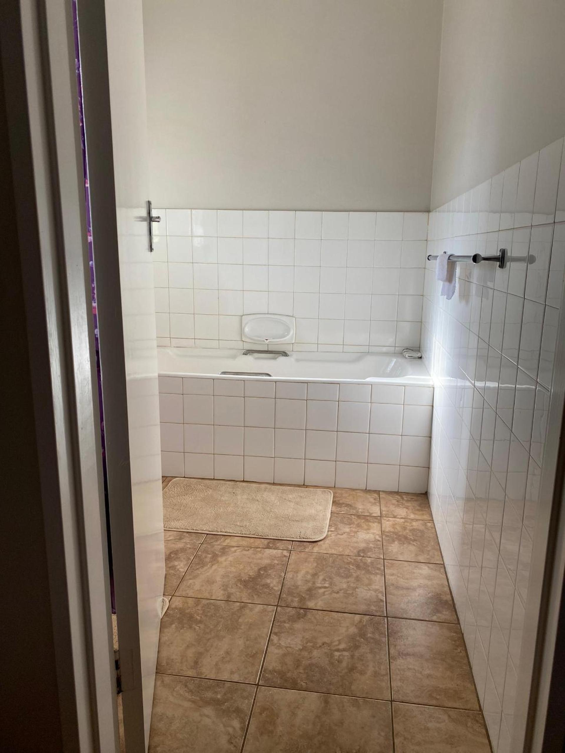 Exquisite 3 bed with pool and solar - 2238
