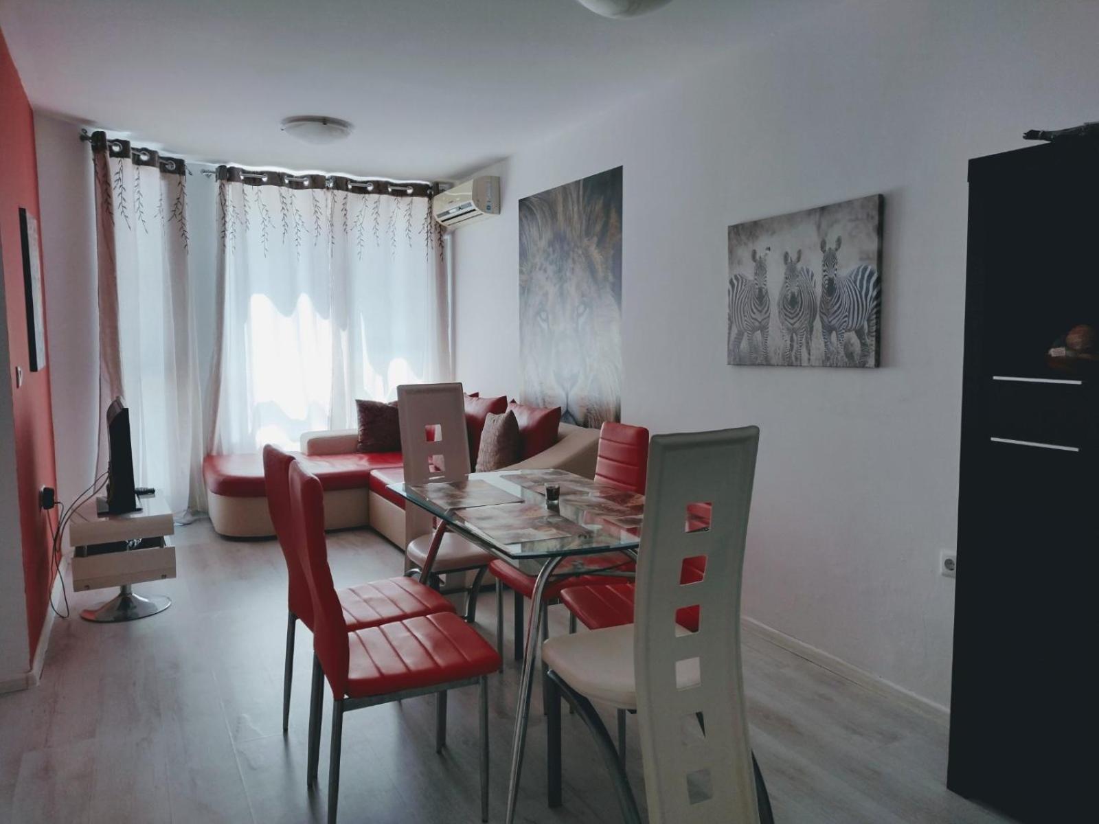 Private apartment with parking and pool