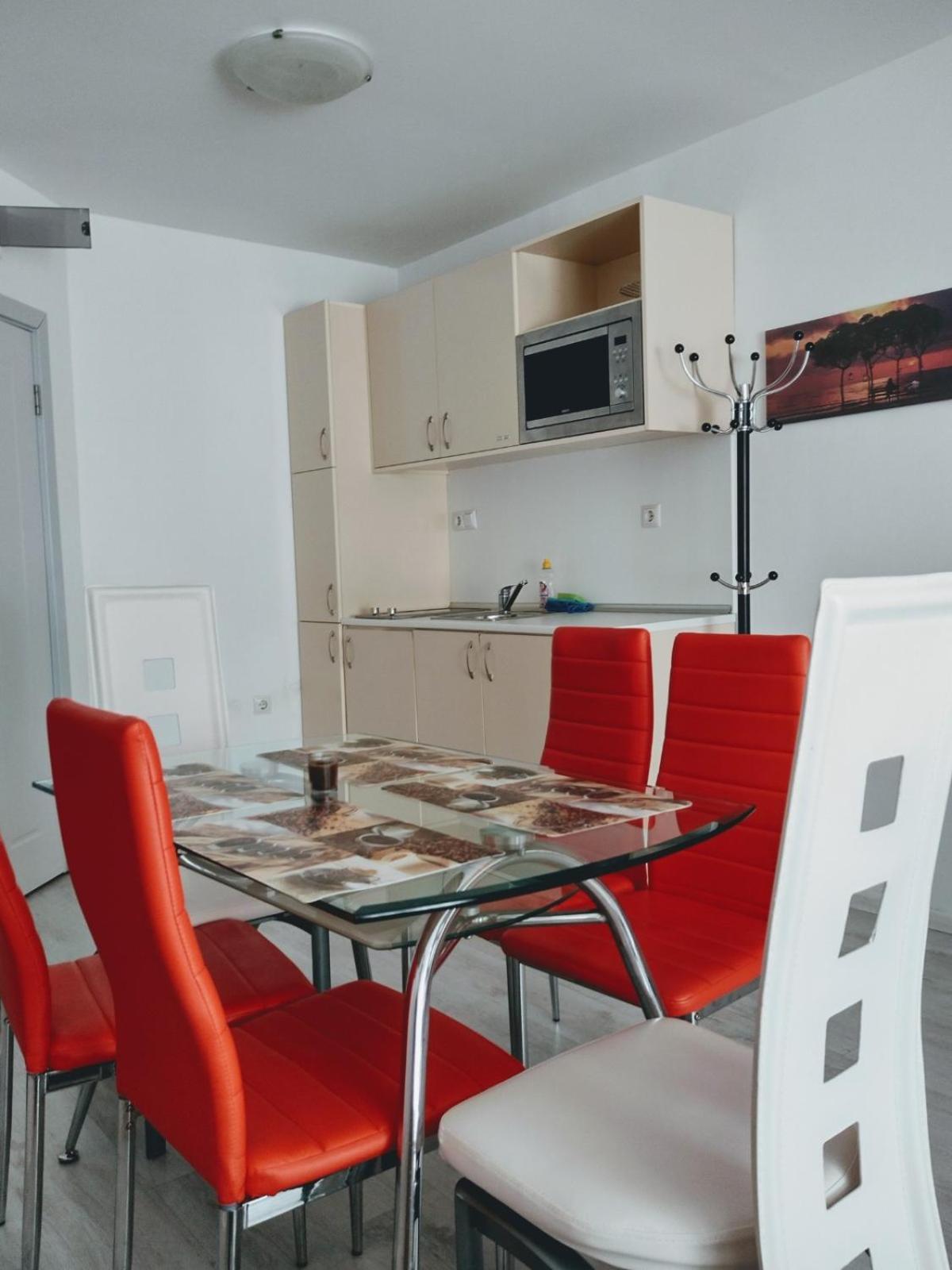 Private apartment with parking and pool