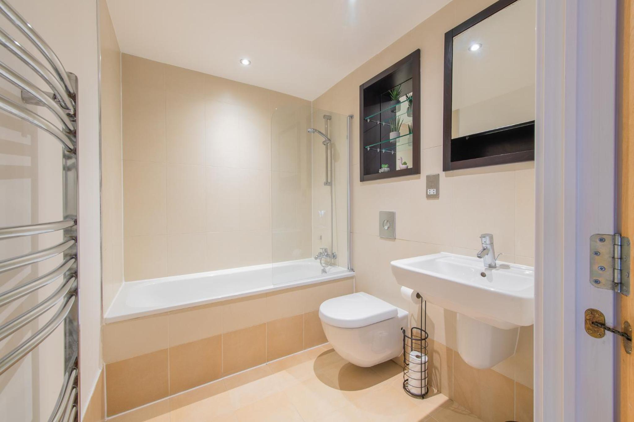 Stunning City Centre Water VIews 2 Bed 2 Bath FREE PARKING view 2