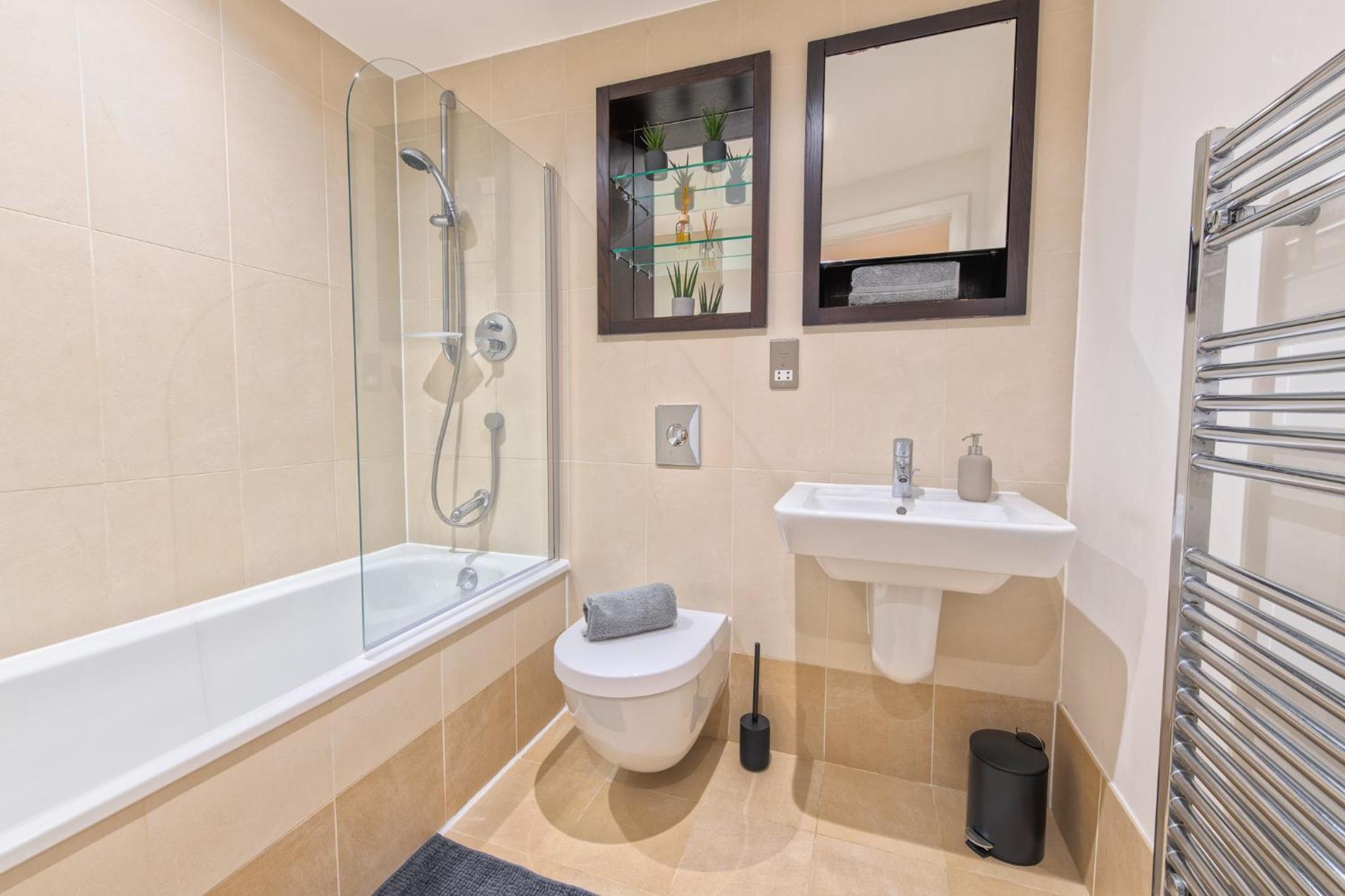 Stunning City Centre Water VIews 2 Bed 2 Bath FREE PARKING view 3