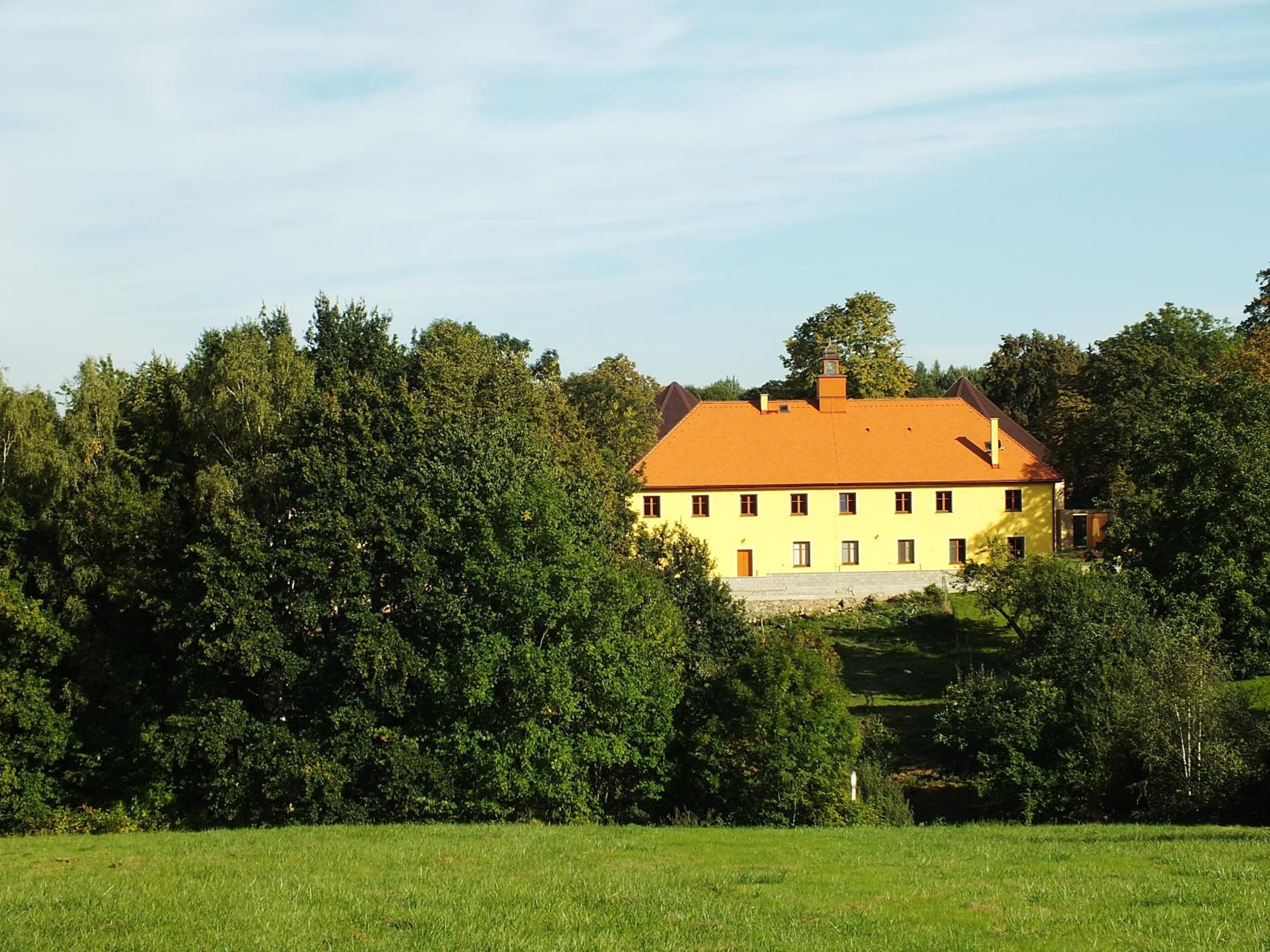 Zámecký Dvůr Černousy
