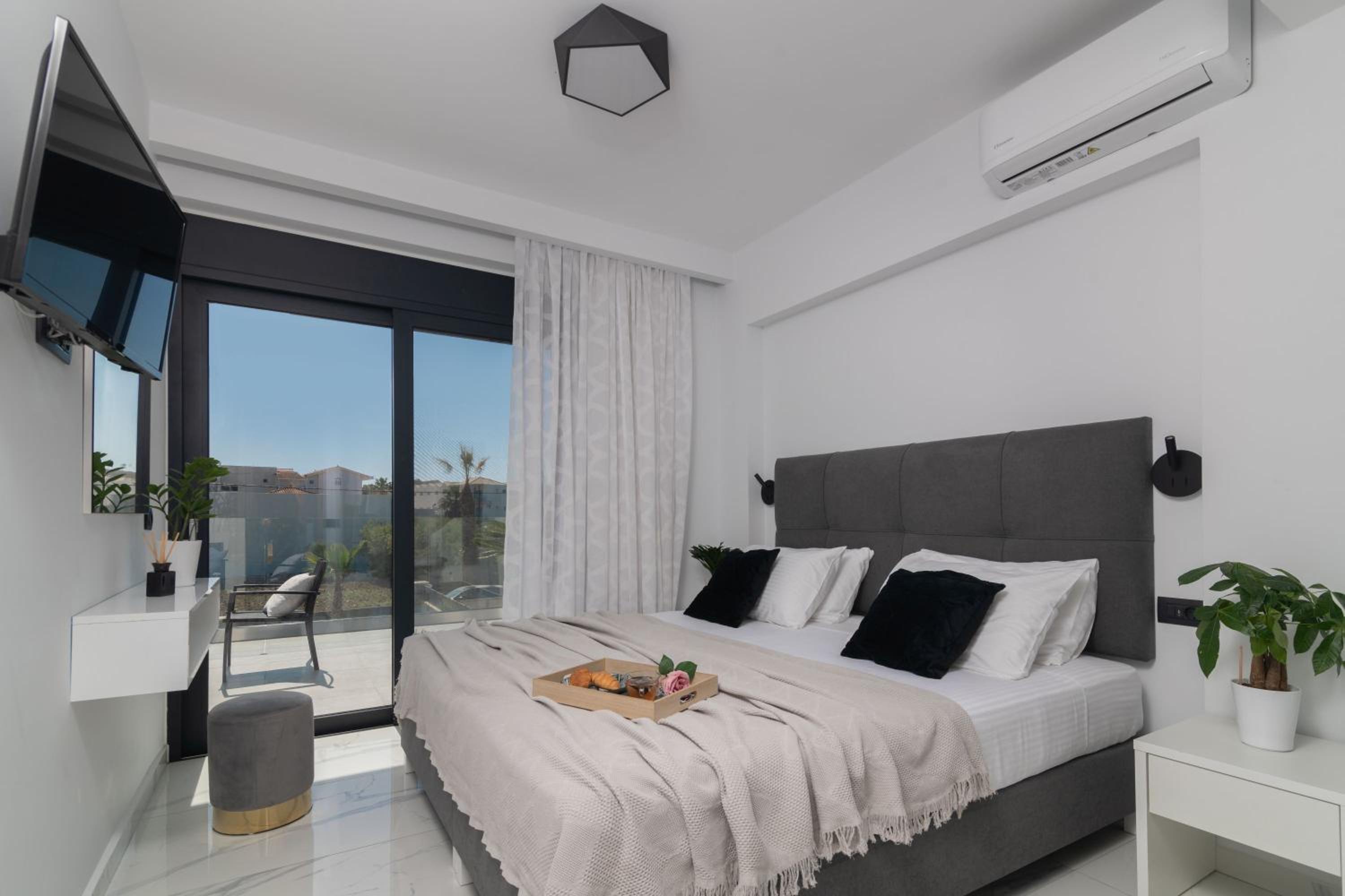 SunWhite Villas - Private Pool & Cozy Atmosphere, by ZanteWize — photo 3