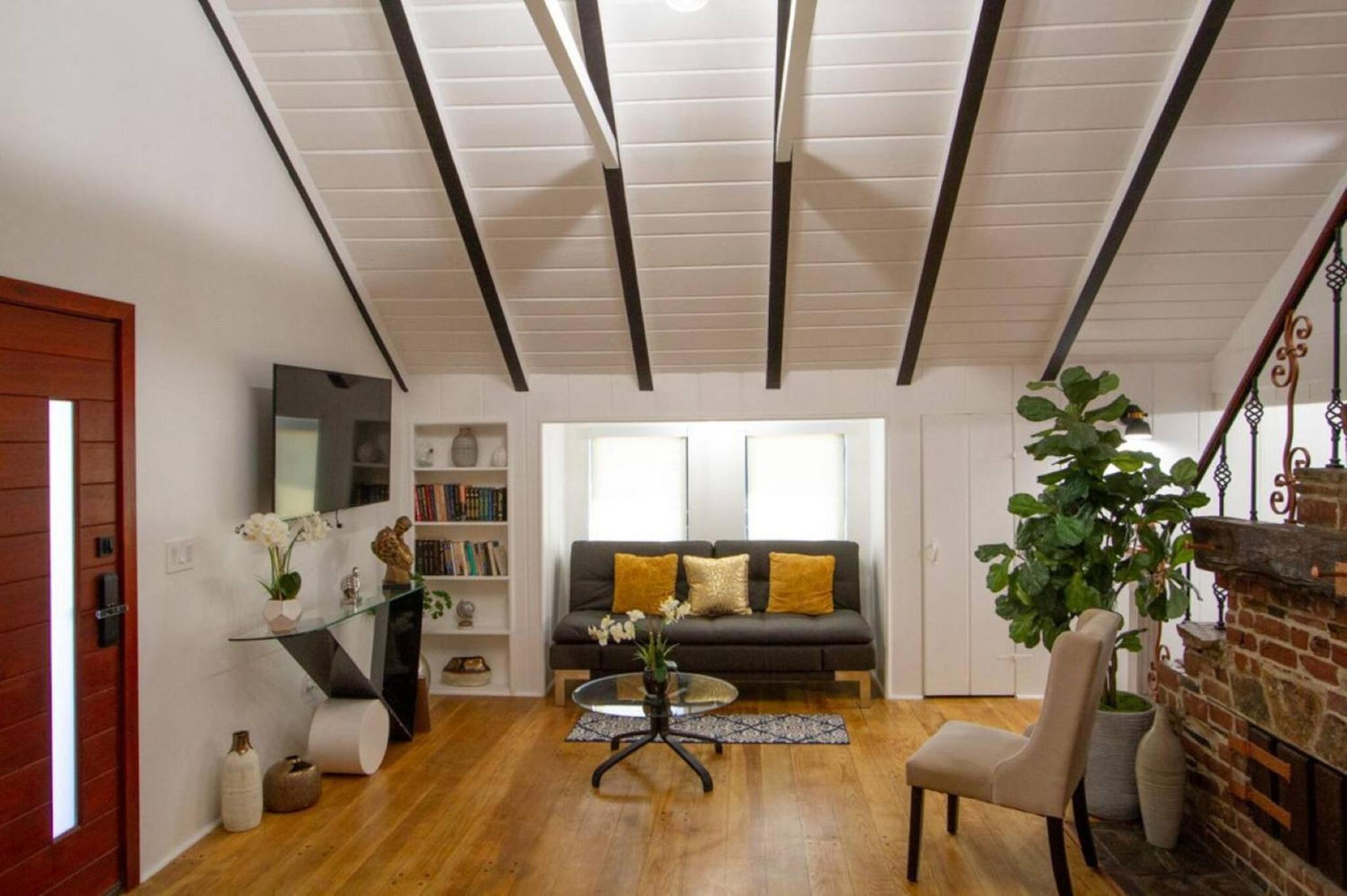 Dreamy Farmhouse In Studio City