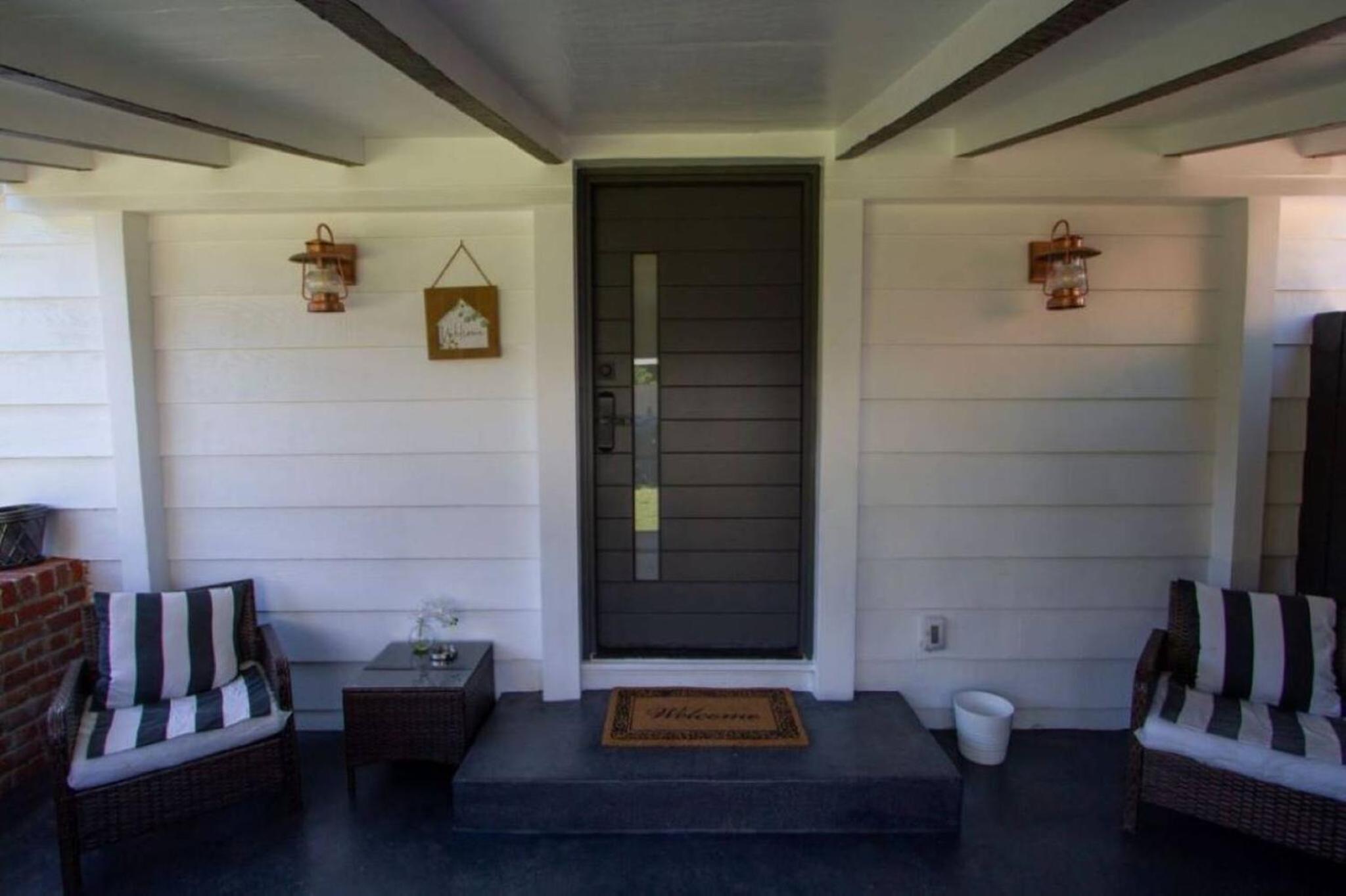 Dreamy Farmhouse In Studio City