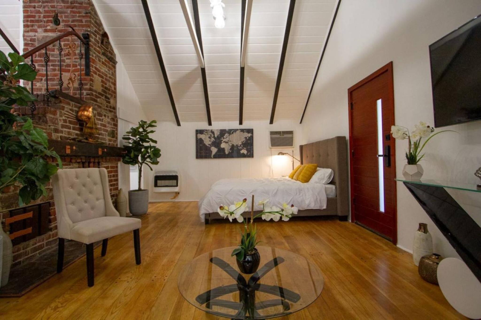 Dreamy Farmhouse In Studio City