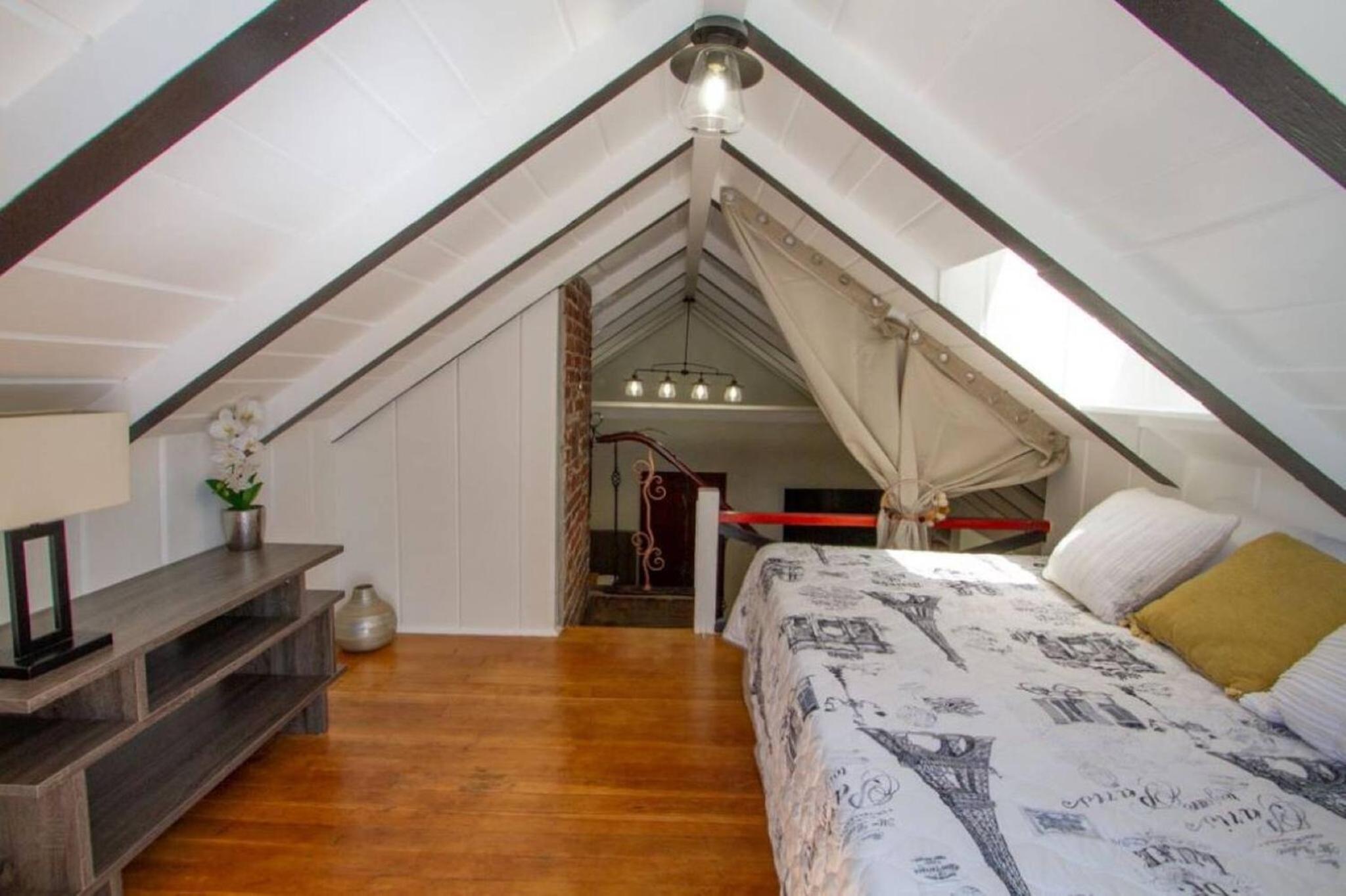 Dreamy Farmhouse In Studio City