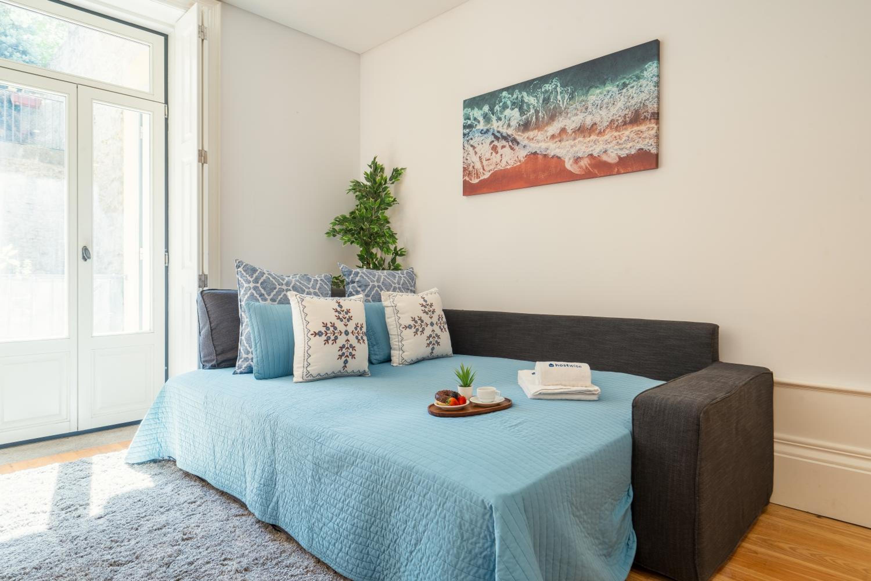 Host Wise - Bright Downtown Flat w Terrace view 4