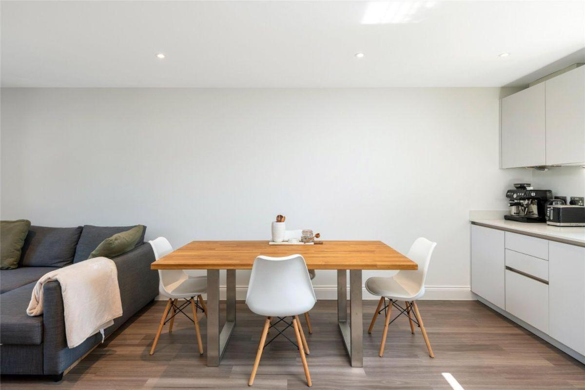 2 Bedroom 2 Bathrooms Parking Electric Charger Juliet Balcony Close to Reigate Station Centre - 2230 view 2