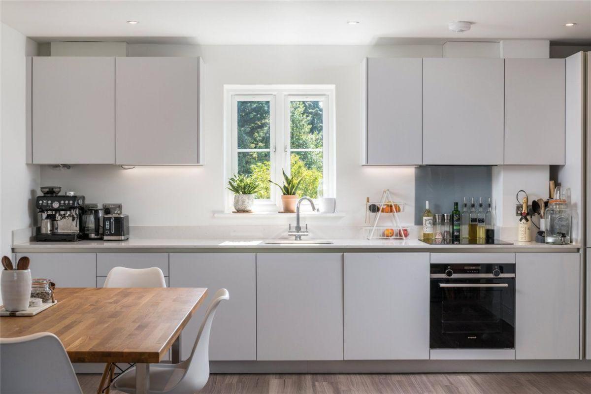 2 Bedroom 2 Bathrooms Parking Electric Charger Juliet Balcony Close to Reigate Station Centre - 2230 view 4