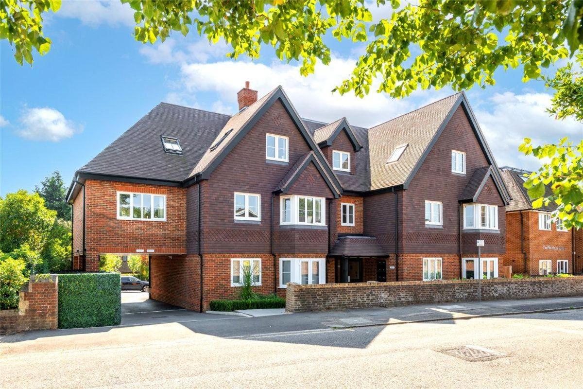 2 Bedroom 2 Bathrooms Parking Electric Charger Juliet Balcony Close to Reigate Station Centre - 2230 view 3