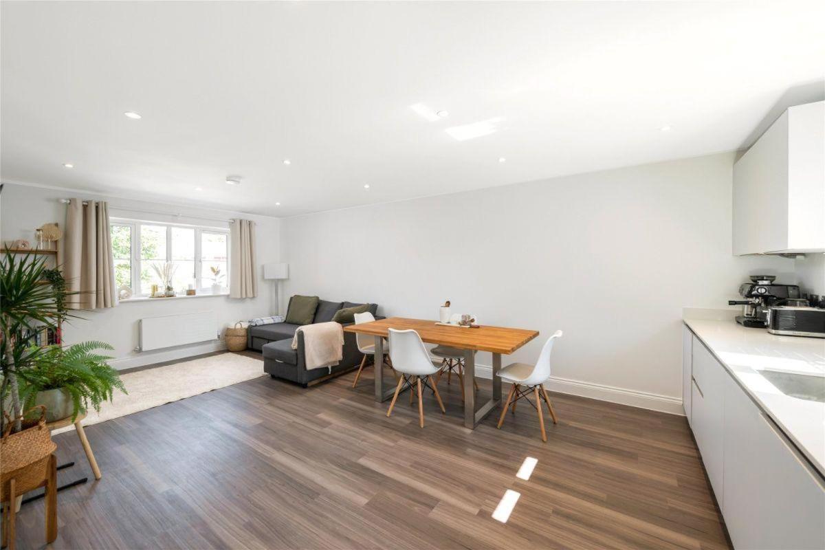 2 Bedroom 2 Bathrooms Parking Electric Charger Juliet Balcony Close to Reigate Station Centre - 2230 view 5