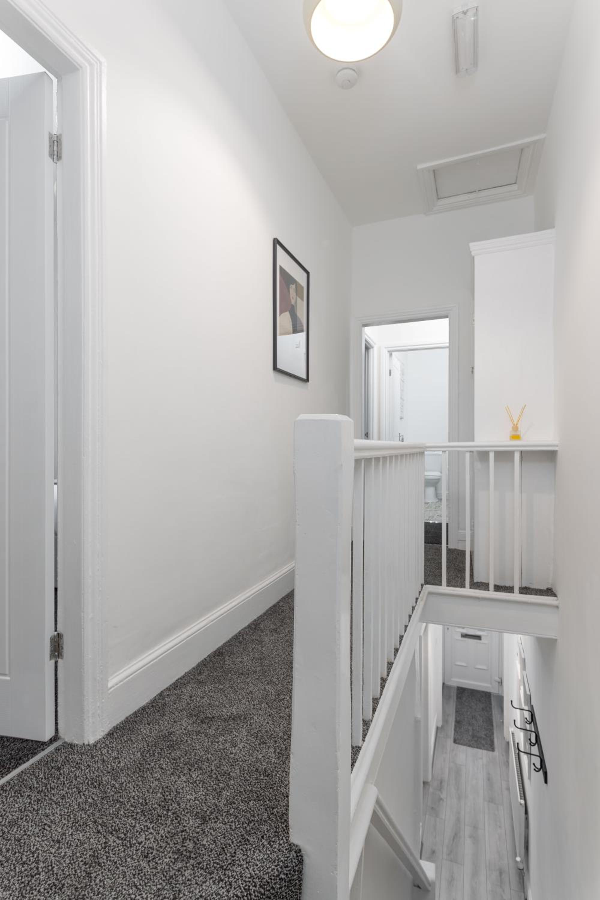 Saxony House - Sleeps 8 - 4BR - Parking