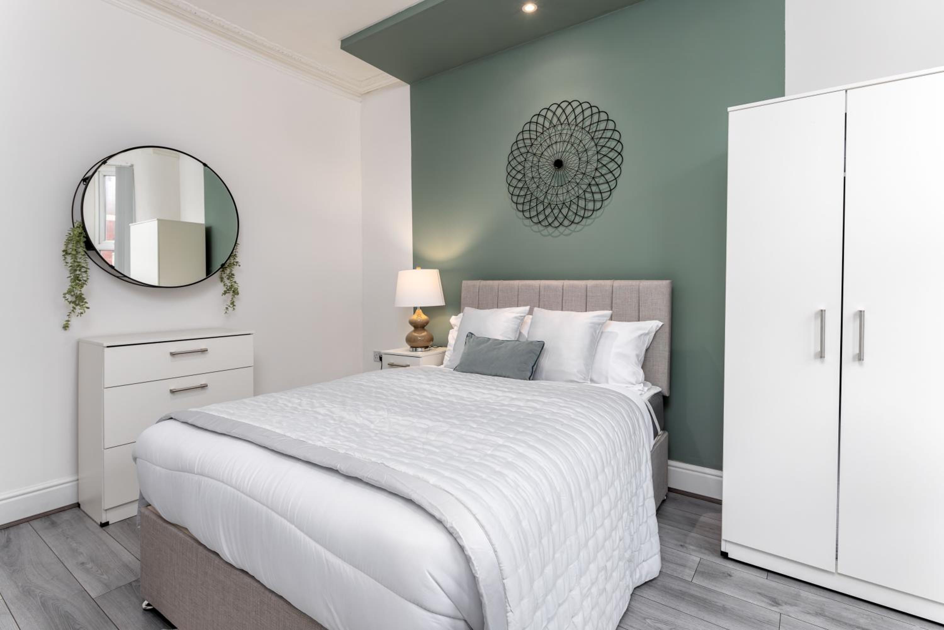 Saxony House - Sleeps 8 - 4BR - Parking
