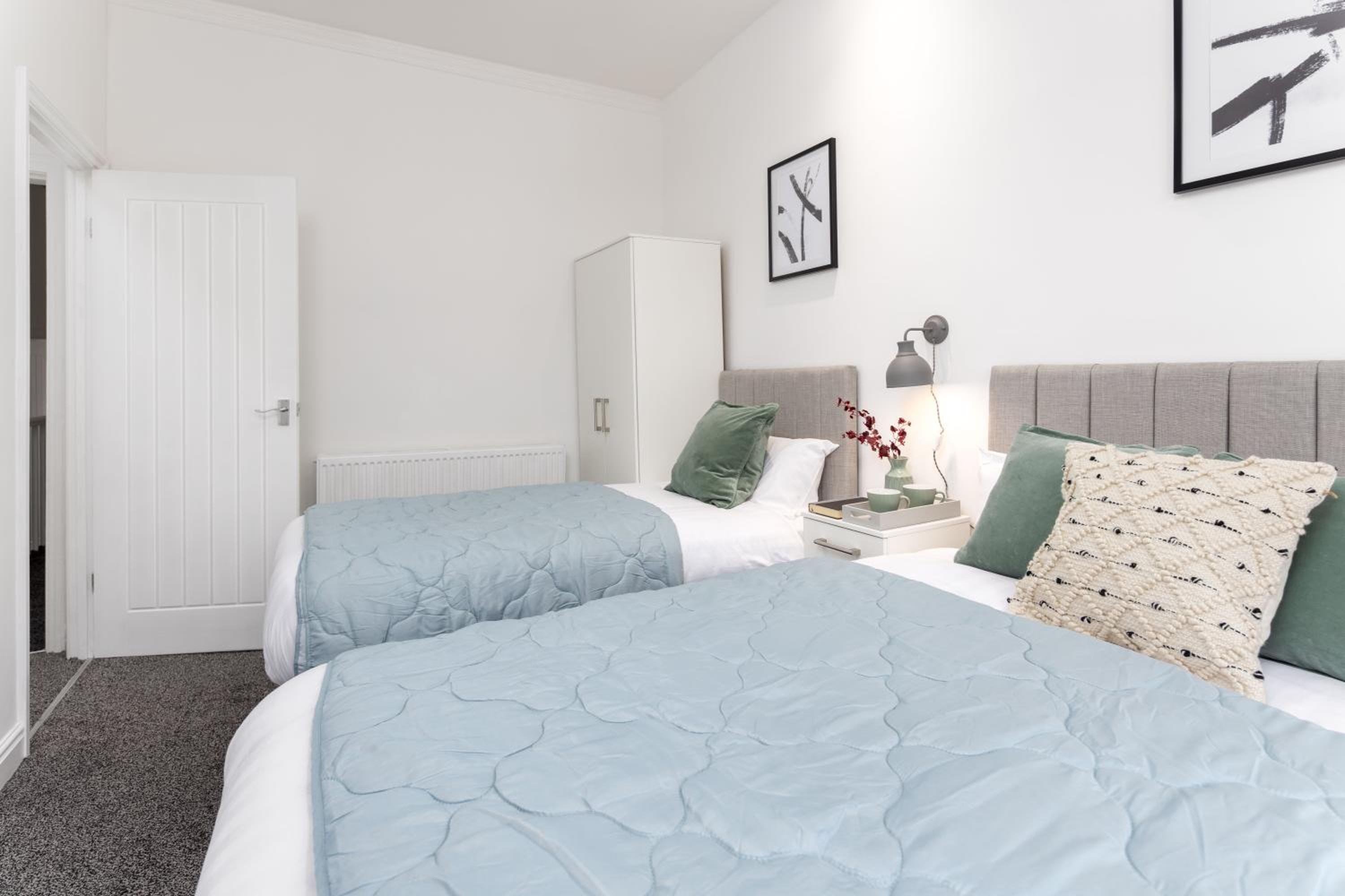 Saxony House - Sleeps 8 - 4BR - Parking