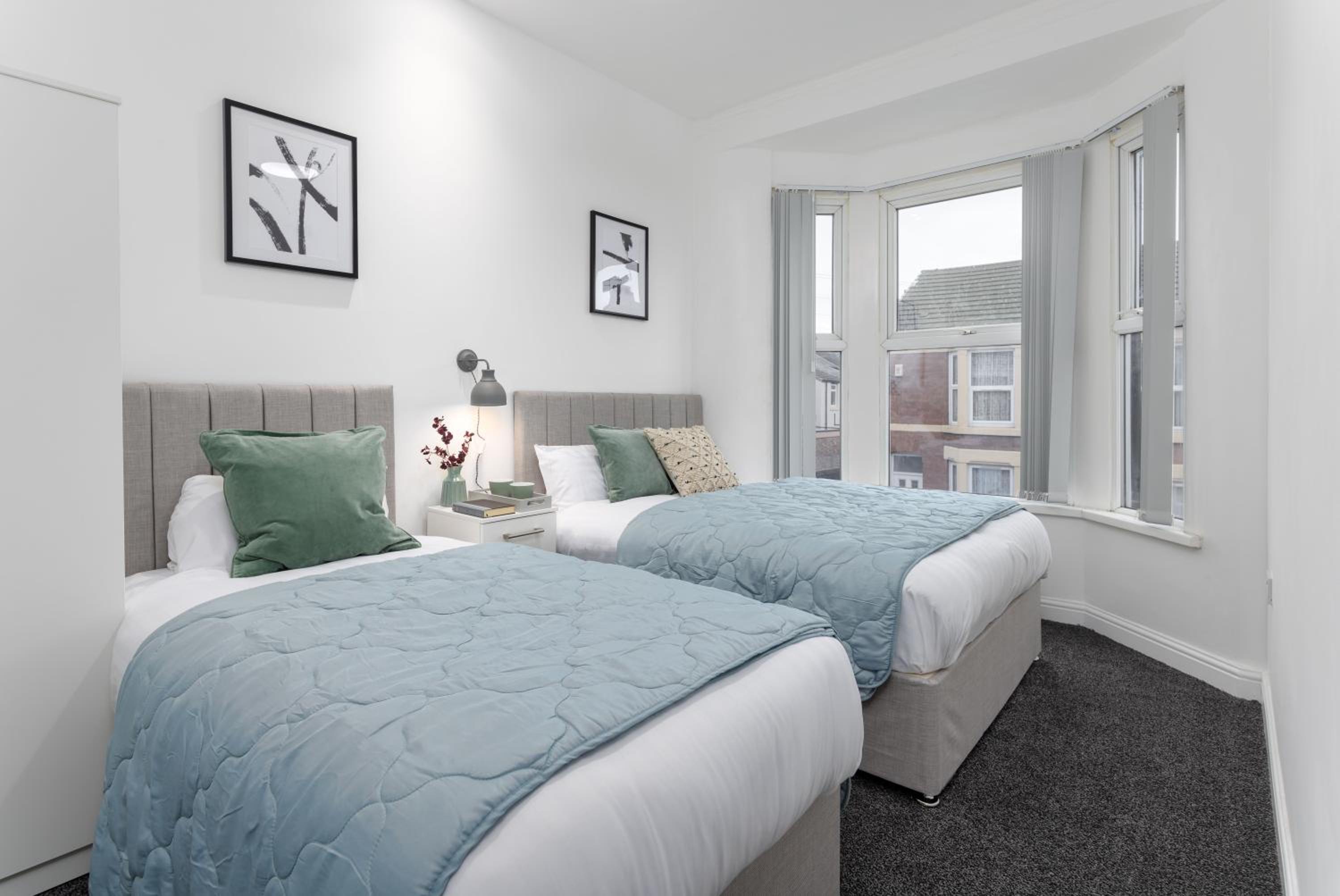 Saxony House - Sleeps 8 - 4BR - Parking