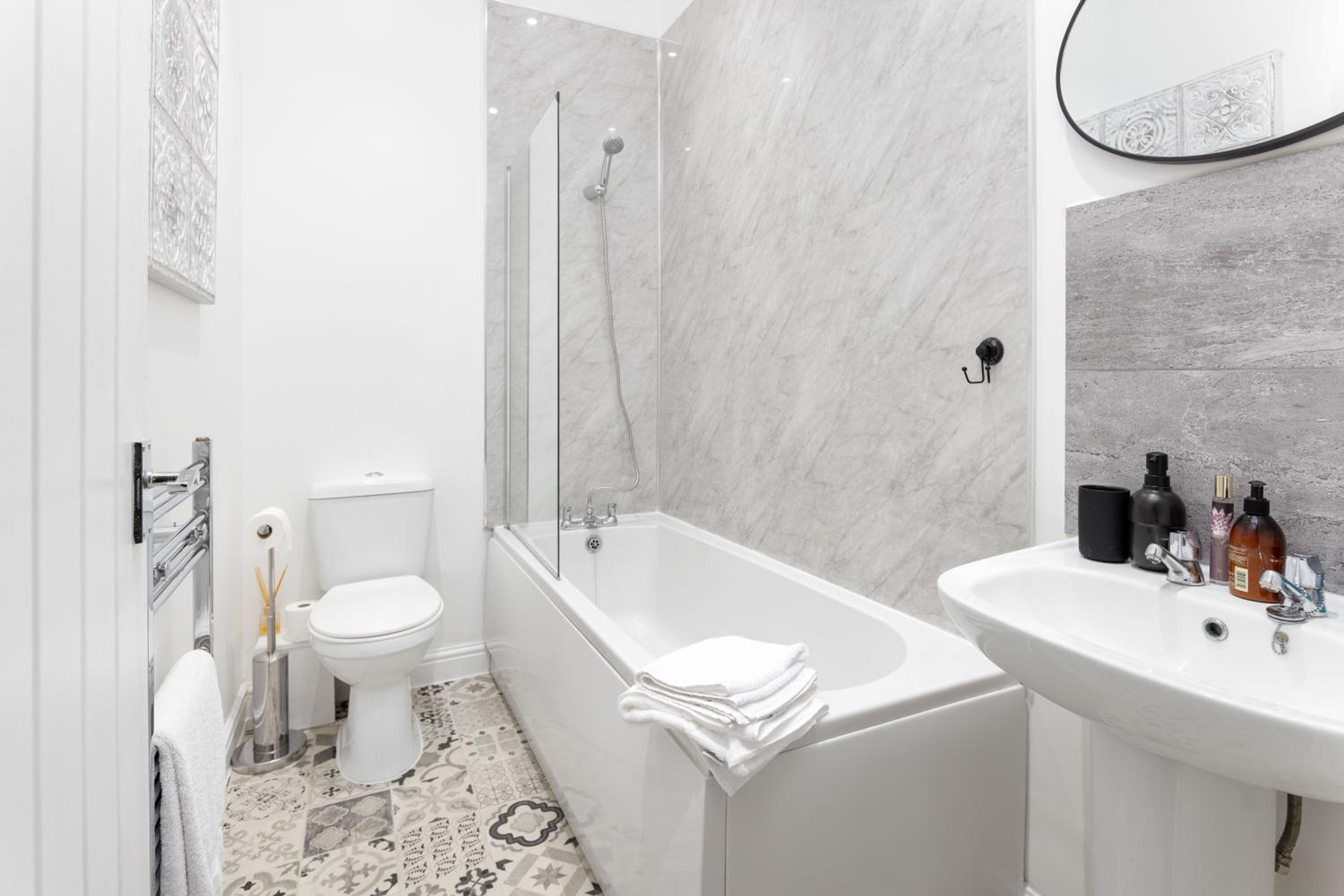 Saxony House - Sleeps 8 - 4BR - Parking